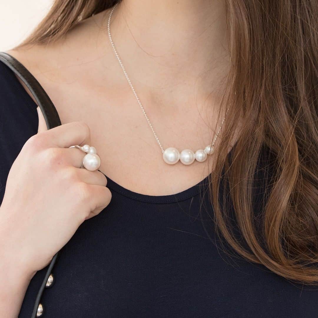 のインスタグラム：「Our modern designs take classic pearls and turn them into statement jewels, all of which have 20% off now! . . #Offer #Discount #Sale #Pearls #Silver #StatementJewellery #Graduated #Necklace #Ring #Shopping #Treat #Gifts #Chic #InstaStyle #Jewellery #Jewelry #DowerAndHall」