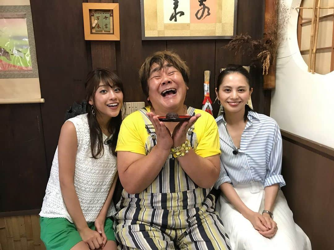 岡副麻希さんのインスタグラム写真 - (岡副麻希Instagram)「🌎 こんにちは！ あっというまに金曜日！ 今日のような夏の空気にぴったりな、 今週日曜日放送の 『#芸能界旅サークル 12』、 #朝日放送（15時30〜）に チーム石塚隊員として参加させていただきました👧🏽🌼 .  石塚さんとじゃらん編集長の大橋さんと 眩しいスイーツからがっつり系グルメはもちろん、体験も🤩💘 .  #アンガールズ さんチーム #山根さん#田中さん#ABCZ河合郁人 さんと対決しました😼🎏 移動中もおしくらまんじゅうみたいで楽しかったです😽✨✨ #愉快な#おいしい#たのしいハッピー旅❣️ #おしくらまんじゅう #ありがとうございました💛🧡💛 #みんなやさしい  ハッシュタグつける場所わかんなくなった笑」5月24日 16時19分 - maki_okazoe_official