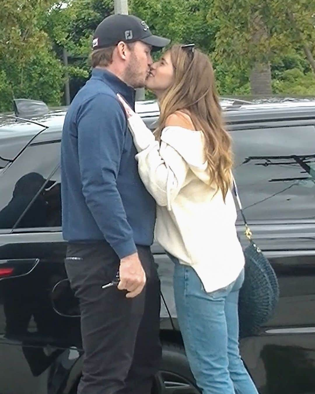 Just Jaredさんのインスタグラム写真 - (Just JaredInstagram)「@prattprattpratt and @katherineschwarzenegger share a sweet kiss after shopping together on Thursday afternoon. #ChrisPratt #KatherineSchwarzenegger Photo: Backgrid」5月24日 16時12分 - justjared