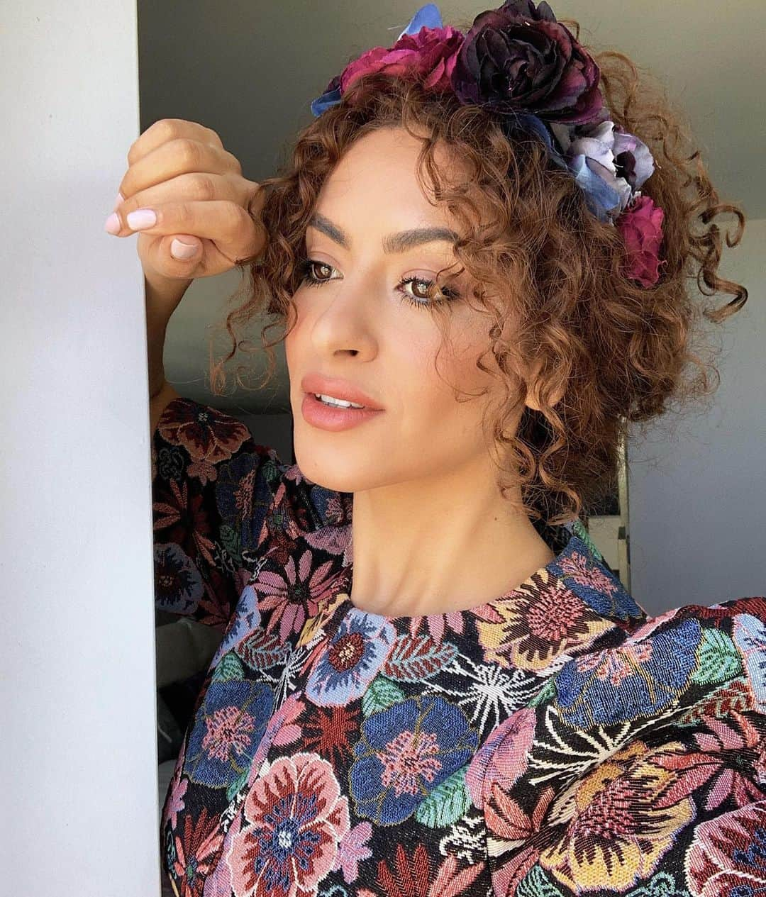 Sarah Angiusさんのインスタグラム写真 - (Sarah AngiusInstagram)「Previous hair tutorial look🌸🌺🌼 عجبتكم التسريحة؟  #flowercrown #curlyhairstyles #romantic」5月24日 16時13分 - sarahangius