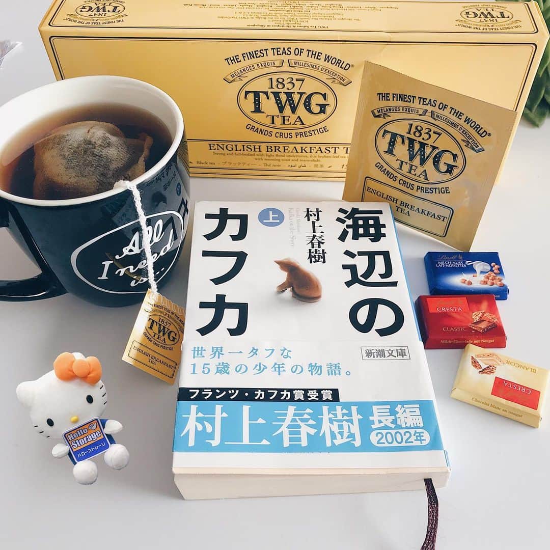 ハローストレージのインスタグラム：「◇日常を丁寧に生きる﻿ ﻿ ﻿ いつもよりちょっと、良い紅茶。﻿ いつもよりちょっと、お気に入りのチョコレート。﻿ いつもよりちょっと、本で感性を磨く。﻿ いつもよりちょっと、ゆったりした時間。﻿ ﻿ ﻿ 繰り返しの日々の中に、﻿ あなたのこだわりを少しだけプラスして発見の日々にしよう。﻿ ﻿ ﻿ ーーーーーーーーーーーーーーー﻿﻿ ﻿﻿ あなたの暮らしを﻿﻿ 毎日ちょっとだけ豊かに美しく♡﻿﻿ ﻿﻿ トランクルームの活用で、こだわりの日常を作りあげよう。﻿ ﻿﻿ ﻿﻿﻿﻿﻿ 詳細の確認、お申込みは﻿﻿ @hellostorage プロフィールのリンクをタップ👆﻿﻿﻿﻿﻿﻿ ﻿﻿ ﻿ ーーーーーーーーーーーーーーー ﻿ ﻿ ﻿#日常 #日常風景 #ライフスタイル #シンプルライフ #読書 #カフェ #紅茶好き #チョコレート #twgtea #カフェタイム #コーヒーブレイク #休憩 #休憩時間 #ハローストレージ #トランクハウス #トランクルーム #キティ #キティちゃん #ハローキティ」