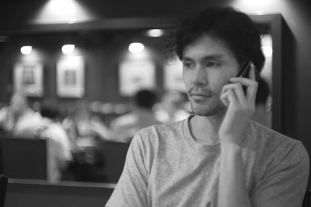 のインスタグラム：「打ち合わせ終わりに もしかして新宿にいたりする？ って試しに友だちにメールしてみたら ほんとにいた。 歩いて100メートルくらいのところにいた奇跡。 舞台の感想を聞きつつお茶。 あれは評判よかったでしょう！だって。 おかげさまで。＾＾ #leica#leicam10p#summarit#summarit50#summarit50mm#oldlens#ライカ#ライカm10p#ズマリット#ズマリット50mm#オールドレンズ#tokyo#japan#oldlens_tokyo」