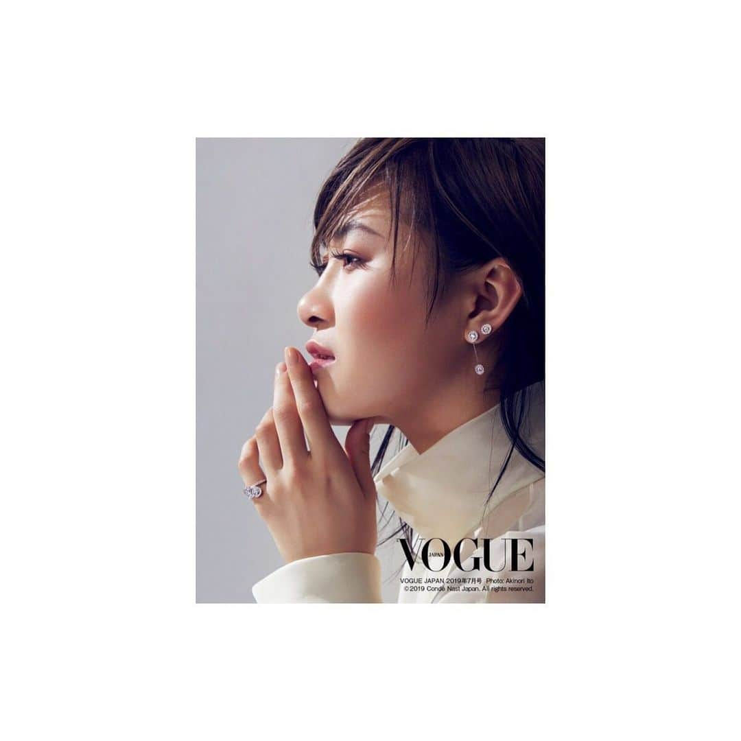 村上佳菜子さんのインスタグラム写真 - (村上佳菜子Instagram)「. . . 『VOGUE JAPAN』7月号 に登場します！ . すごく楽しいメンバーでの撮影で 新しい佳菜子が見られると思うので 是非皆さま、見ていただきたいです☺︎❤️ そして何より、フォーエバーマークさんの 可愛くて美しいジュエリーを付けさせて 頂けて心からキラキラしました❤️ . 5月28日（火）発売です！ . @voguejapan  @forevermark  #voguejapan  #forevermark  #フォーエバーマーク  #村上佳菜子」5月24日 16時20分 - kanako_m_official