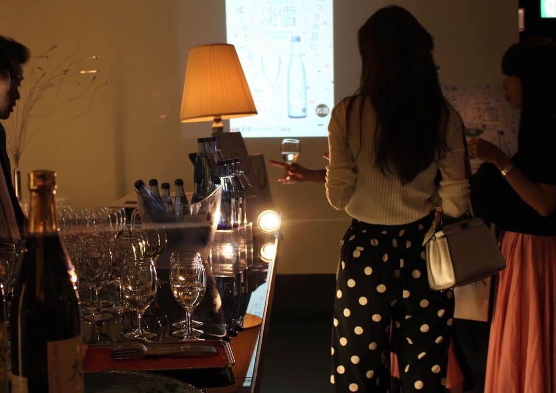 白鶴酒造株式会社のインスタグラム：「灘五郷酒造組合では、「灘の酒七夕Naight in sola」と題した、「灘の酒」とフィンガーフードを楽しめるイベントを7月5日（金）に開催します。 「1000万ドルの夜景」を見ながら、おしゃれな料理と日本酒のマリアージュを是非お楽しみください！ 白鶴は、国際的な清酒の品評会ＩＷＣ 2019 純米大吟醸酒部門でゴールドメダルを受賞した、720mlで1万円の日本酒「超特撰 白鶴 天空 袋吊り 純米大吟醸 山田錦」などを提供する予定です。 イベント参加は完全予約制で、募集締切は6月14日（金）です。 ▼お申込み・詳細は以下サイトをご覧ください。（@nadagogou） http://www.nadagogo.ne.jp/news/index.html?m=218  #白鶴 #日本酒 #hakutsuru #折り鶴 #foldedpapercrane #japan #神戸 #kobe #酒 #sake #japanesesake #japaneseculture #灘五郷 #GI灘五郷 #lovehyogo #lovekobe #insta_higashinada #灘五郷酒造組合 #灘の酒 #灘の酒七夕naight @kitanoclubsola #天空 #マリアージュ #小池潤 さん #SAKETIMES #渡辺早織 さん」