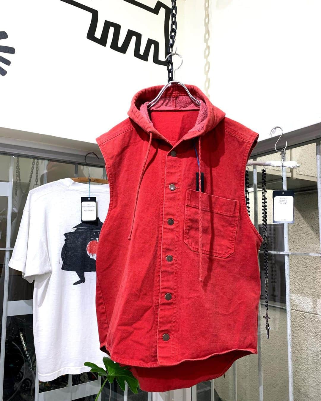 ジャムルさんのインスタグラム写真 - (ジャムルInstagram)「5/25 NEW ARRIVAL! N/S hooded RED denim JKT . 商品のお問い合わせは26日以降、お電話で承ります。 . #お問い合わせはお電話で承ります #jammru #osaka  #fashion  #streetstyle  #streetfashion  #vtg  #vintage  #used  #usedclothing  #古着 #古着屋 #ファッション #70s #80s #90s」5月24日 16時31分 - jammru