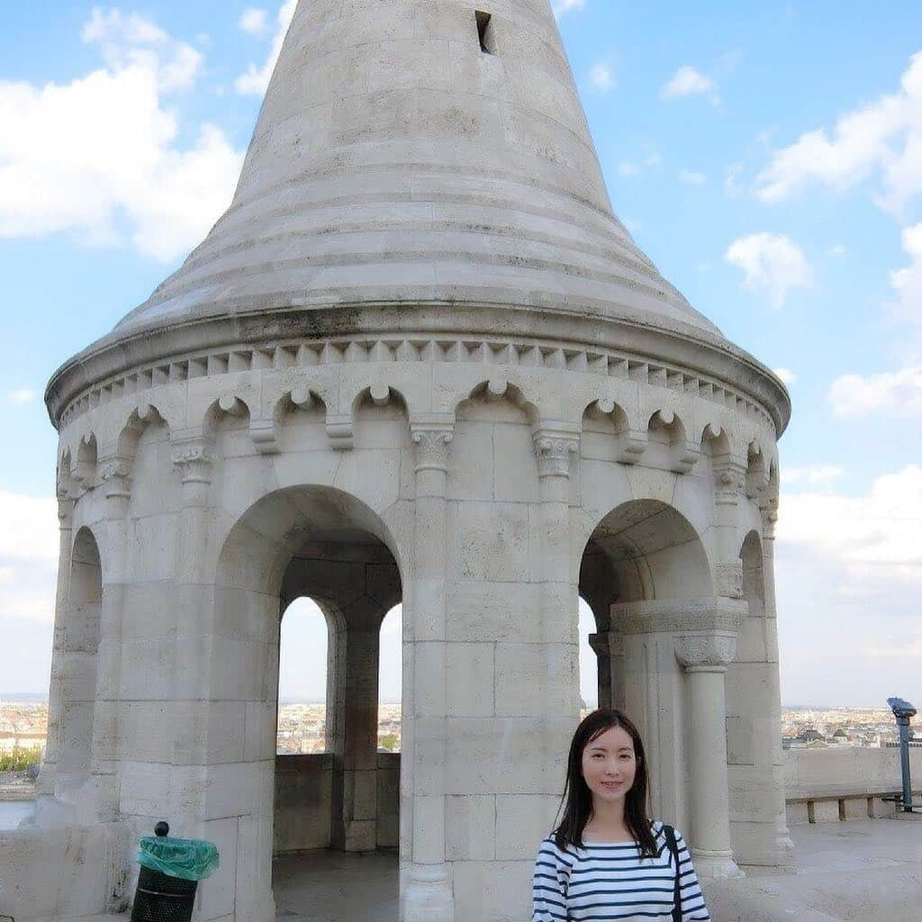 天明麻衣子さんのインスタグラム写真 - (天明麻衣子Instagram)「ブダペストでは、なんと地下鉄が世界遺産になっています✨しかも、係のおじさんに切符を見せてホームに入るという超レトロなシステム！  ブダペストはブダとペストの二つの地域に分かれていますが、ケーブルカーで王宮の丘（ブダ）を上ってしまえば、ドナウ対岸のペストも綺麗に眺められます😊くさり橋とか国会議事堂とか、はっきり見えるでしょ？  特に漁夫の砦とマーチャーシュ教会の辺りは眺めが最高です！砦の上に腰かけて夕暮れの風に吹かれてたら、帰りたくなくなっちゃいました 笑  #10連休#中欧の旅は続くよ#ブダペスト #ハンガリー #ブダ #ペスト #マーチャーシュ教会 #漁夫の砦」5月24日 17時04分 - maiko_temmei