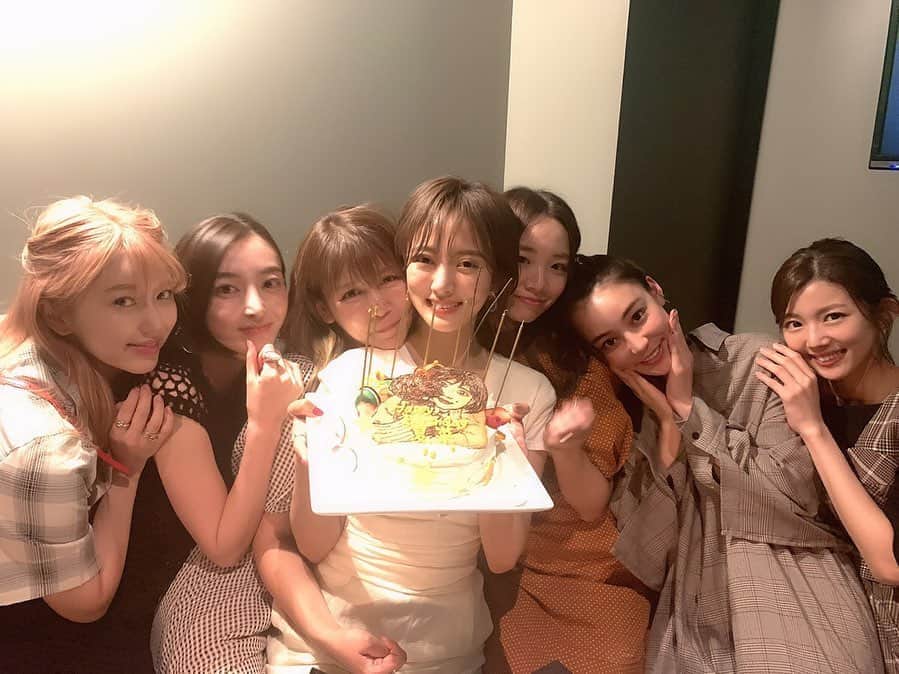 赤谷奈緒子のインスタグラム：「こないだのだいすきなみんな💟30歳！お誕生日おめでとおめでと🎁💕 . #個性が強すぎるみんな #笑  #たくさん笑った💕  #いつもありがとう☺️ #今日は打ち合わせおわって #そのままあるところへ😌 #🛫💕 #毎日が早すぎて驚き。 ##hbd #love #happybirthday #생일축하해 💝」