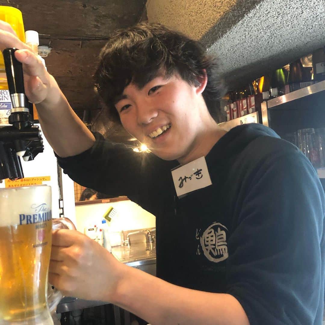 どんがめ三宮総本店のインスタグラム：「まいど！ どんがめ三宮総本店です！ . 本日は華の金曜日。 みなさまにほんじつも 美味しいお酒と料理と 楽しいひと時を 提供できるよう頑張ります！ . #kobe#三宮#大衆酒場#安い#うまい#どんがめ#ハッピーアワー#生ビール#19時まで#190円#駅近#雰囲気は魔法#dongame#赤字覚悟#お客様の喜ぶ顔が見たい#ただそれだけ#24時半まで営業#延長要相談#気まぐれクーポン#たまにやります#フォロー#まってます」
