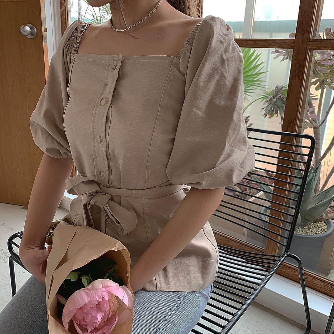 高田茉実さんのインスタグラム写真 - (高田茉実Instagram)「5/25 21:00〜 発売する muse blouse❤︎❤︎❤︎ かわいい🐏 @lilou__official  その他販売アイテムは また、ストーリーにupします！」5月24日 16時38分 - __mamico