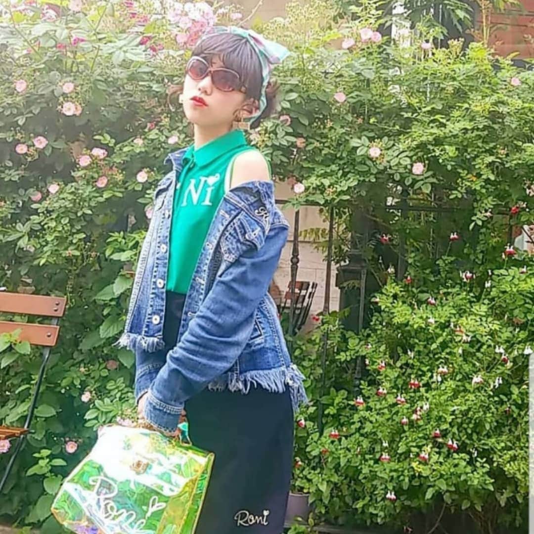 のインスタグラム：「#Repost @ronigirls_8th (@get_repost) ・・・ RONIGIRLS8期生　dancers  YUNIKAです💚 今回のテーマは、 『ViViD COLOR coordinate❤💛💚💙💜』 コーデのテンションをあげていきたい時は、鮮やかカラーは外せない✨ うまく引き算してビビッドカラーコーデを楽しもう🙌💘 最初は 新作greenのお洋服を中心に coordinateを提案していきます☺🌠 * * * code①⭐カノコノースリーブポロシャツはデニムとの相性が◎💐💚クリアbagを色付きにして、ちょっぴりレトロなフレンチガールに🇫🇷 * * code②③⭐カノコノースリーブポロシャツと チェックワイドパンツを合わせたcode💕 ホワイト3点使いで色味をおさえて、鮮やかなグリーンを活かして💚✨ 次のレースキャミcodeも同じようにホワイトを取り入れてスッキリと☺  code④⭐長袖チェックシャツ& カノコプリーツスカート風パンツ💚💙このpicでは見えてないけど、INにカラフルビビッドロゴのロニガTを着ているよ🌈 2Pピンで髪をとめたり、cream sodaイヤリング🍹でとことんPOP GIRLに🍭💗 * * code⑤⭐カノコシリーズセトアで、思いきりチアガールに挑戦📣❤ ノースリポロシャツは裾にスリットが入ってるのがポイント✨ボトムスは、スカートに見えてショートパンツだから動きやすさもバツグン♡  code⑥⭐ビビッドレッドのテレコタンクトップをさらりと着たヒッピー風コーデ💛 これから販売される、デニムロングパンツとも合わせたいな💘  code⑦⭐ふわっとしたオフホワイトのロングスカートを引き立たせるのにYUNIKAがセレクトした色は、ビビッドパープル💜 可愛いだけじゃない、シンプルな大人ガーリーstyleになるよ✨  code⑧⭐チュールフリル付きオールインワン+ウェザー9分丈ワイドパンツを合わせたALLブラックstyleに、レモンイエロー🍋のカーデをポイントに💛  カーデを外したら ナチュラルstyle✨ 中にビビッドピンクのキャミを仕込んで、フリルの下から何気にチラりと見えるくらいの ビビッドカラーの差し色もオススメ🎼💚 ビビッドカラーの差し色styleも 是非楽しんでみてね❤ * * * 全身codeや他ショットなど 個人アカウント @yunika_ronigirls でまた更新します❤ 良かったらそちらも見て下さい🎶  それではまた次のお当番まで🍒🌈 * *  #RONI#ロニィ#RONIGIRLS #yunika#dancer#kidsmodel #kidsfashion#style#photo #fashion#me#follow #girl #instadaily#happy#cute #coordinate#love#ootd #portrait#summerclothes  #harajukufashion #今日の服#夏コーデ#新作 #ビビッドカラー#summer #오오티디#데일리록」