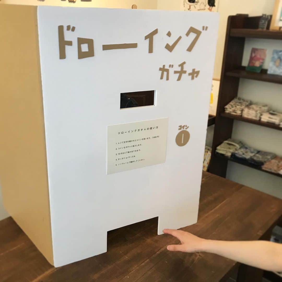 手紙社さんのインスタグラム写真 - (手紙社Instagram)「【5/26高旗将雄「ドローイングガチャ」がふたたびやってきます！at 手紙舎鎌倉店】 昨年のもみじ市で話題を集めた「ドローイングガチャ」が、鎌倉店にやってきます！　ところで「ドローイングガチャ」って何のこと？ 箱の向こうに身を隠した高旗さんが、お客様が選んだひらがな１文字を頭文字にした「何か」を、即興でドローイングします。描かれるものは、その瞬間に高旗さんの頭に浮かんだもの。10〜15分ほどお待ちいただくと、取り出し口からスルスルっと絵が飛び出してきます。何が描かれるかは、出てきてからのお楽しみ。ガチャガチャのわくわくとドキドキ感が詰まった、ライブ感あふれる企画です。 ぜひご参加ください！ 【高旗将雄「ドローイングガチャ」】 ・開催日：5月26日（日） ・開催時間：11:00-17:00　※途中休憩時間あり ・参加費：1,000円（税込） ・参加方法：当日受付。予約不可。 ＊何をどのように描いたものが出てくるかわかりません。ご了承下さい。 ＊混雑時はお待ちいただく場合がございます。 【MASAO TAKAHATA『HOKKAIDO FAN』 】 期間：5月16日（木）〜6月10日（月） 会場：手紙舎 鎌倉店（神奈川県鎌倉市長谷2-5-41） tel：0467-38-5035 open：11:00-18:00 close：5/21（火）, 22（水）, 28（火）, 29（水）  #手紙舎 #手紙舎鎌倉店 #鎌倉 #高旗将雄 #イラスト #北海道 #ドローイングガチャ」5月24日 16時52分 - tegamisha