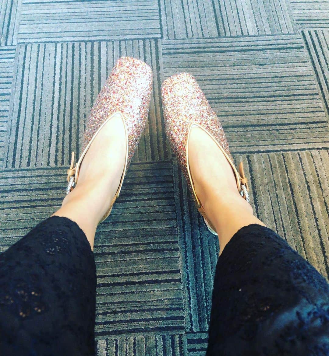 阿部洋子さんのインスタグラム写真 - (阿部洋子Instagram)「👟👞👢👡👠 今日は立ち飲みになるかもだから、 ぺったんこです。 買ったの忘れてたやーつ。  #今日の靴 #shoes #shoesaddict #shoeslover #shoesoftheday #sotd #ootd」5月24日 16時52分 - hirocoring