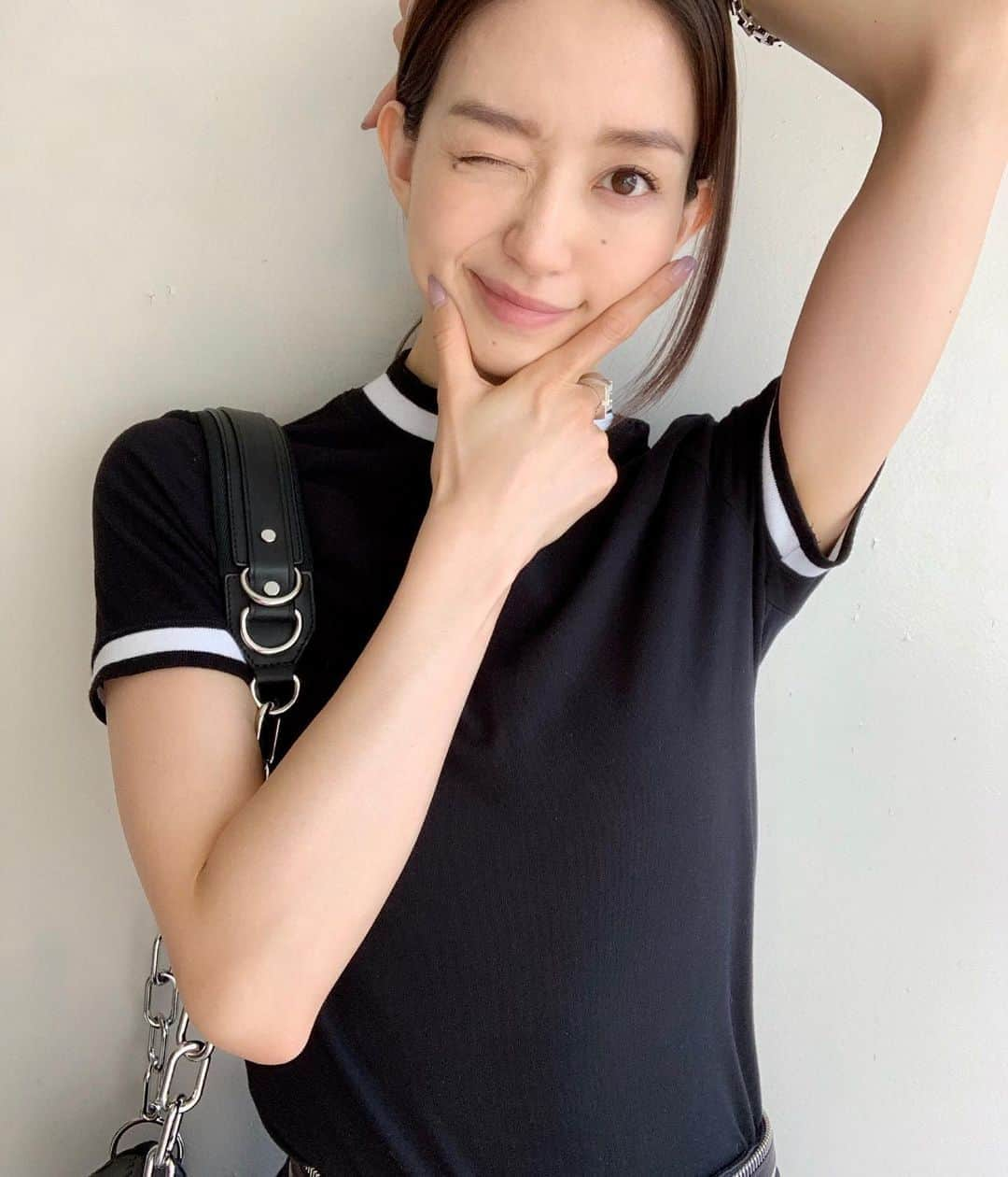 松島花さんのインスタグラム写真 - (松島花Instagram)「: 🖤Outfit🖤 今日も撮影〜😉✌🏻📷 皆さん熱中症に気をつけてください☀️💦 アクセサリー以外すべて... :ALEXANDER WANG Ring:THE LETTERING Bracelet:Tiffany & Co. : #friday #outfit #hanaoutfit #fashion  #black #alexanderwang #花私服」5月24日 16時55分 - hana_matsushima_official