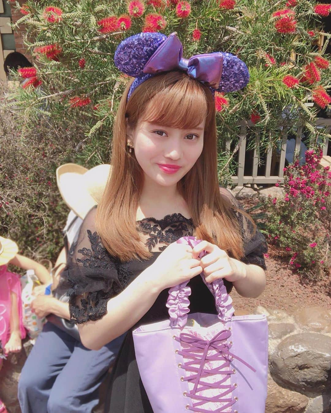 石原優衣さんのインスタグラム写真 - (石原優衣Instagram)「理想と現実のディズニー🐭💗 . . . 写真を撮る時はインスタに投稿してるいつもの私。でも、現実ではカチューシャは付けないし紫外線対策でカーディガンと日傘そしてパークで楽しんでいる間に在庫がなくなったら困るからパオは先に買って写真を撮ってからロッカーに預けに行くというそんな現実。笑 （ショーとかパレードを見に行くときはこんな感じだけど友達と行くときはカチューシャはするよ！！笑） . カチューシャは友達が買ってきてくれたの🥺❤️ありがとう。またディズニー行こうね💓💓🐭 . . . #愛知県 #名古屋 #美容学生 #ディズニー #ディズニーバウンド #グローブシェイプチキンパオ #理想 #現実 #実は #ラプンツェル #を #意識してる #ピアスとか #カバンとか  #カチューシャとか #followme #beauty #make #makeup #disney #disneyland #disneysea #disneybound」5月24日 16時56分 - yuyu_ishihara