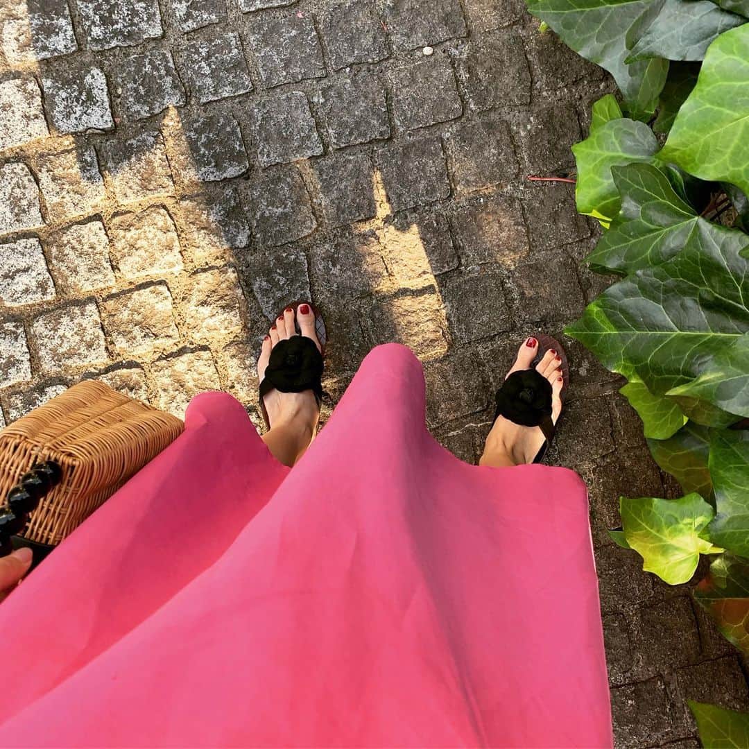中林美和さんのインスタグラム写真 - (中林美和Instagram)「娘の合唱のコンサートへ。 お天気が良すぎて ピンクのスカートを ご機嫌に履きたくなったり♡ でも少し派手だったかしら。 それでいて張り切って ド真ん中の席を陣取ってしまった😂 娘よ、目立っていたらごめん😂  #miwasootd」5月24日 16時56分 - miwanakabayashi