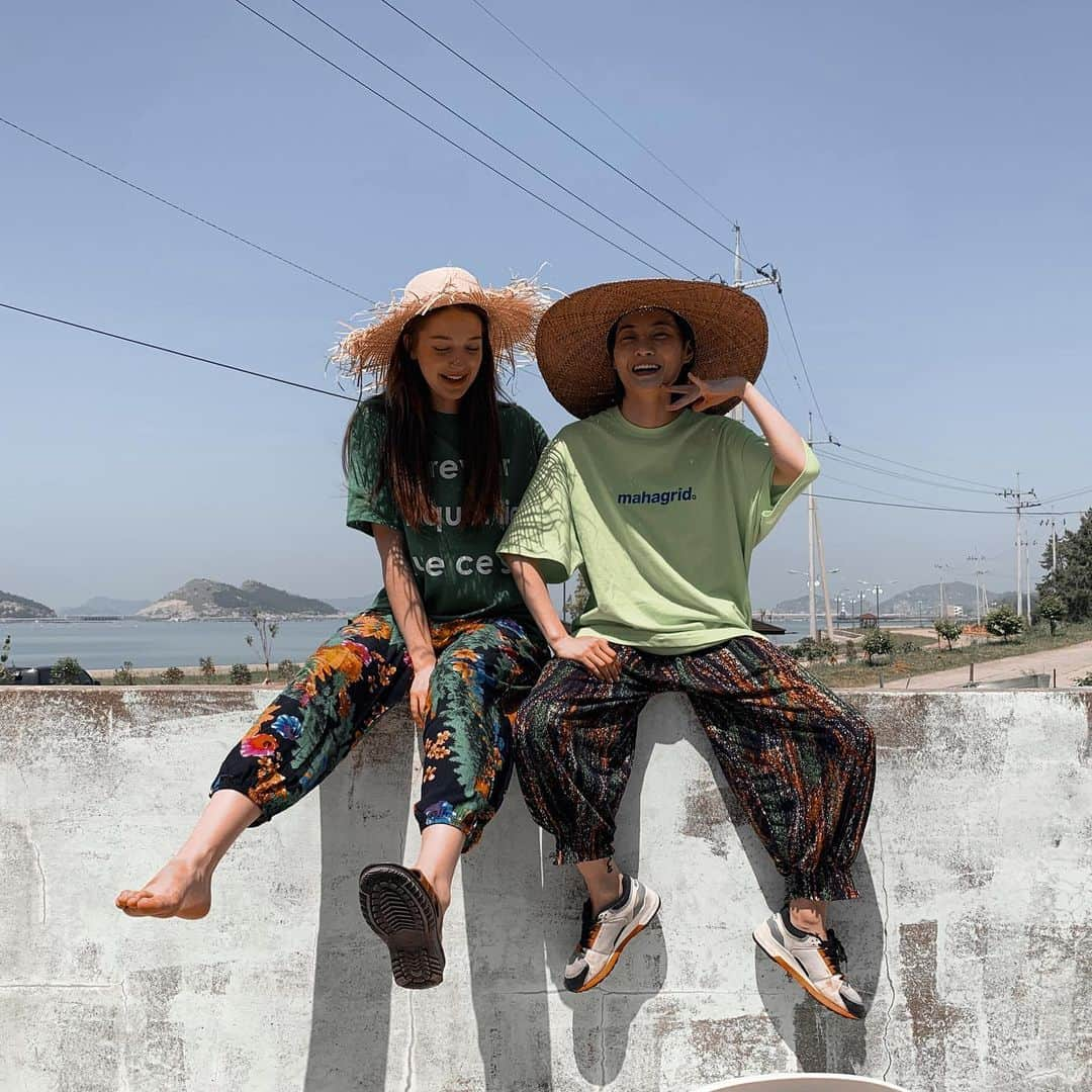 アンジェリーナ・ダニロヴァさんのインスタグラム写真 - (アンジェリーナ・ダニロヴァInstagram)「Localz.👒🐒 Last hours on this beautiful island.Wrapped up the filming.Had some free time to play around. And as you can see we totally became local fashion icons combining trends with famous korean 몸빼 pants. In the process I lost my shoe and kinda happy about it. Me and my lovely sissy-stylist @stylegrapher.ysg #흑산도아가씨스」5月24日 16時56分 - angelinadanilova