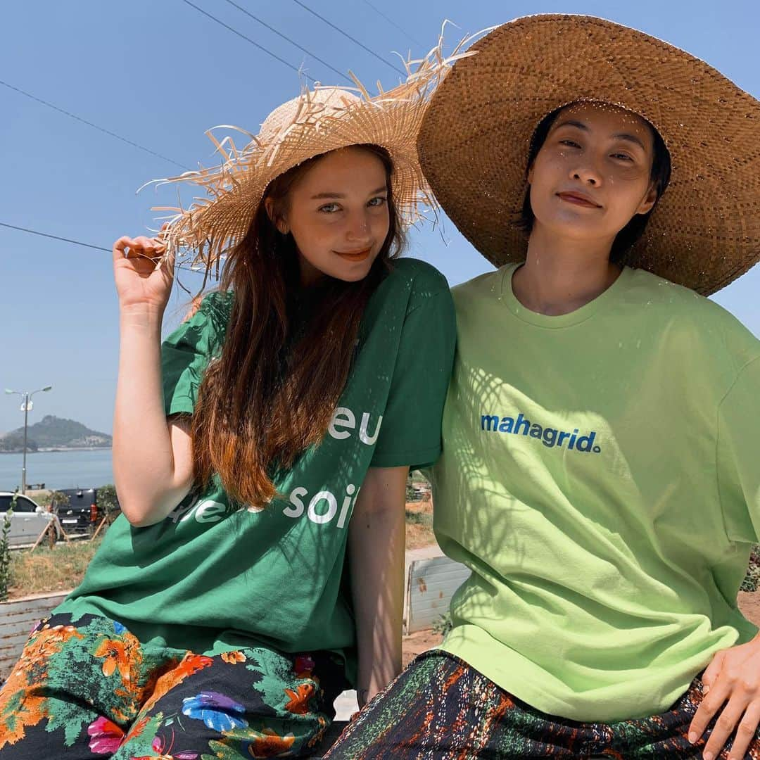 アンジェリーナ・ダニロヴァさんのインスタグラム写真 - (アンジェリーナ・ダニロヴァInstagram)「Localz.👒🐒 Last hours on this beautiful island.Wrapped up the filming.Had some free time to play around. And as you can see we totally became local fashion icons combining trends with famous korean 몸빼 pants. In the process I lost my shoe and kinda happy about it. Me and my lovely sissy-stylist @stylegrapher.ysg #흑산도아가씨스」5月24日 16時56分 - angelinadanilova