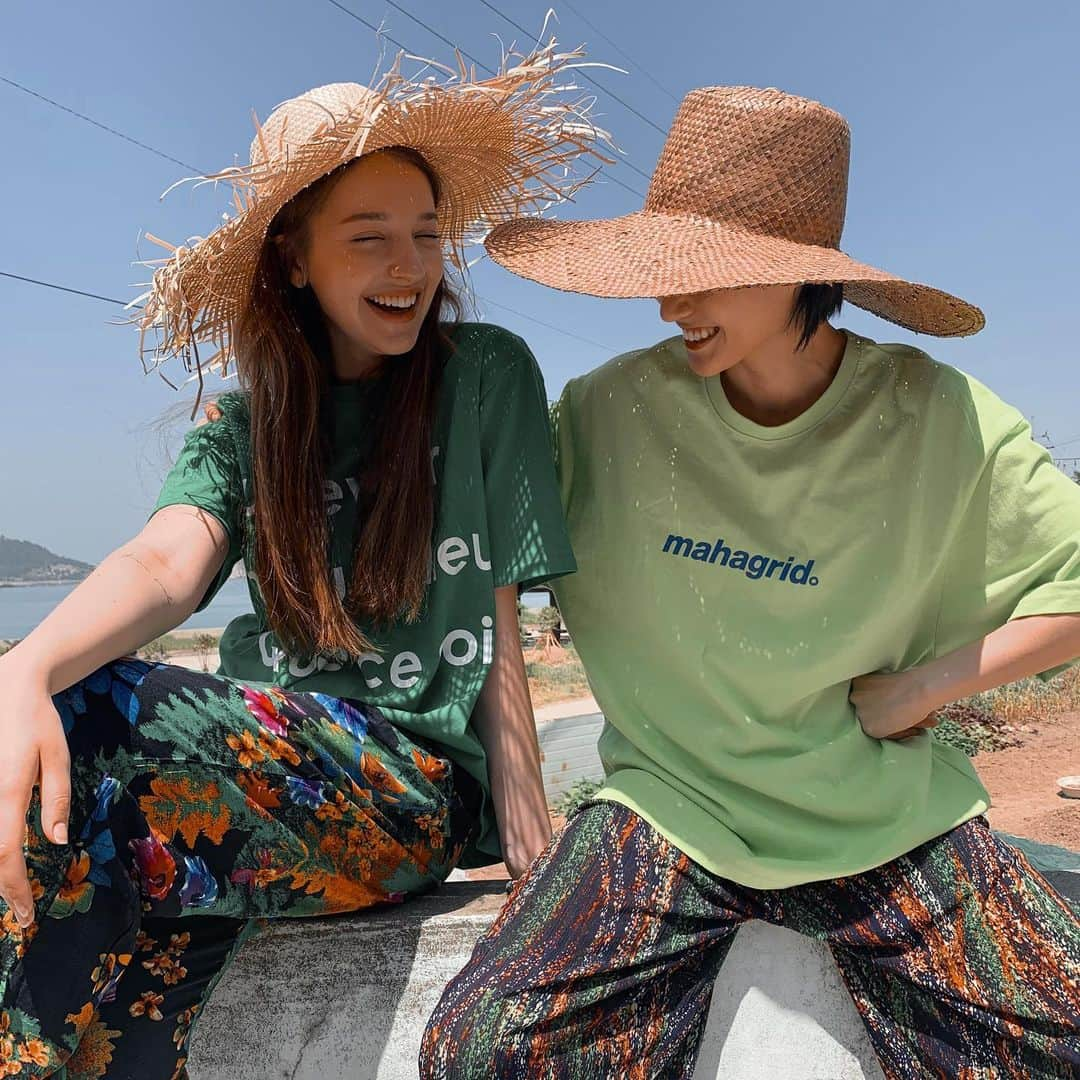 アンジェリーナ・ダニロヴァさんのインスタグラム写真 - (アンジェリーナ・ダニロヴァInstagram)「Localz.👒🐒 Last hours on this beautiful island.Wrapped up the filming.Had some free time to play around. And as you can see we totally became local fashion icons combining trends with famous korean 몸빼 pants. In the process I lost my shoe and kinda happy about it. Me and my lovely sissy-stylist @stylegrapher.ysg #흑산도아가씨스」5月24日 16時56分 - angelinadanilova