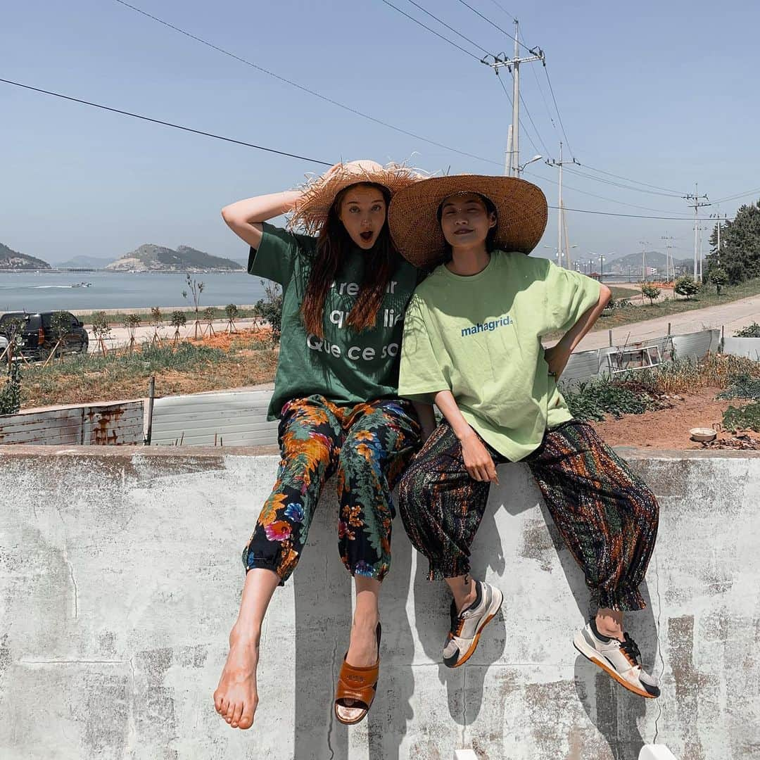 アンジェリーナ・ダニロヴァさんのインスタグラム写真 - (アンジェリーナ・ダニロヴァInstagram)「Localz.👒🐒 Last hours on this beautiful island.Wrapped up the filming.Had some free time to play around. And as you can see we totally became local fashion icons combining trends with famous korean 몸빼 pants. In the process I lost my shoe and kinda happy about it. Me and my lovely sissy-stylist @stylegrapher.ysg #흑산도아가씨스」5月24日 16時56分 - angelinadanilova