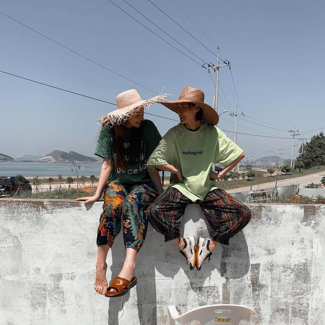 アンジェリーナ・ダニロヴァさんのインスタグラム写真 - (アンジェリーナ・ダニロヴァInstagram)「Localz.👒🐒 Last hours on this beautiful island.Wrapped up the filming.Had some free time to play around. And as you can see we totally became local fashion icons combining trends with famous korean 몸빼 pants. In the process I lost my shoe and kinda happy about it. Me and my lovely sissy-stylist @stylegrapher.ysg #흑산도아가씨스」5月24日 16時56分 - angelinadanilova