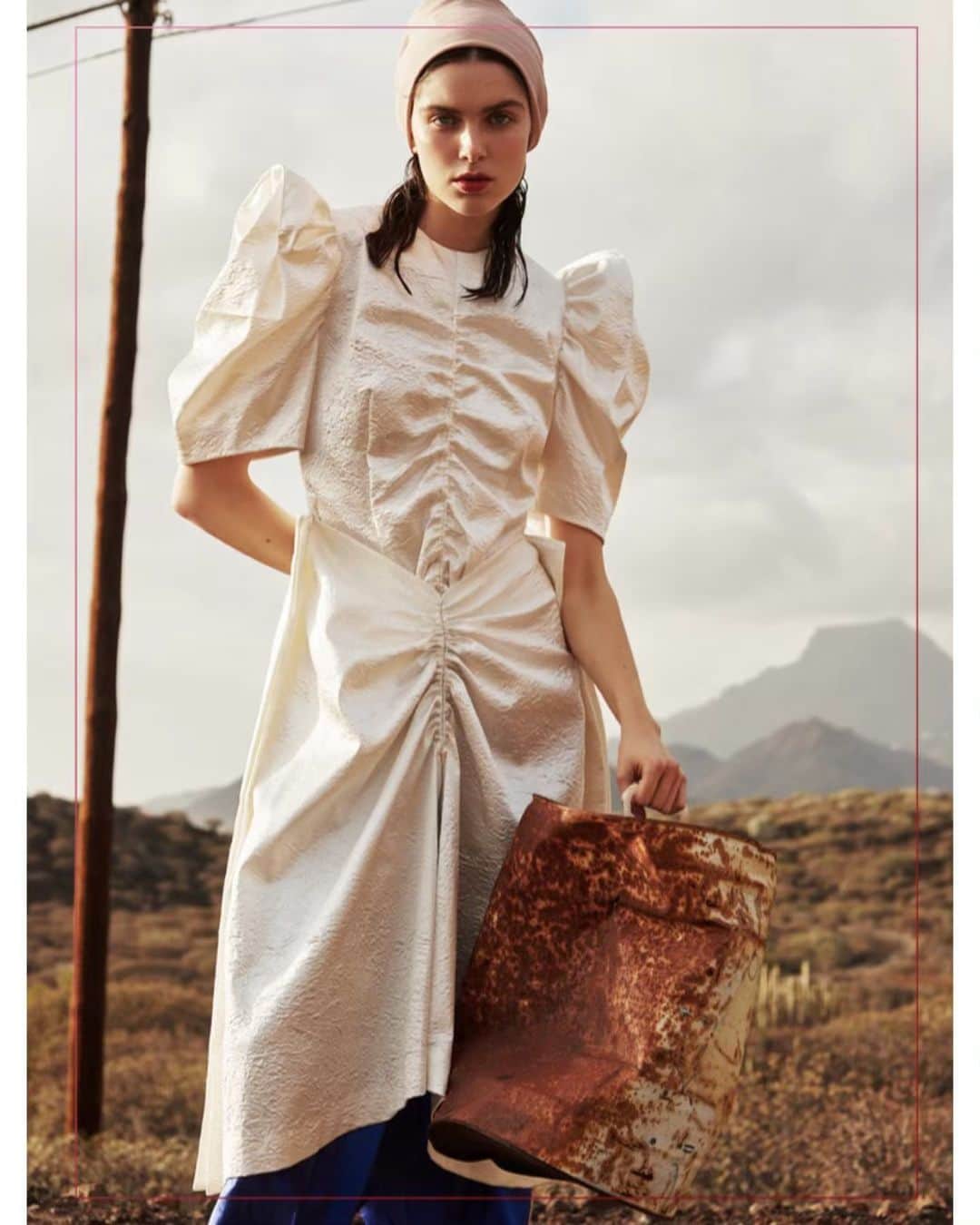 TOGAさんのインスタグラム写真 - (TOGAInstagram)「TOGA SS2019 Dress featured in the May Issue of ELLE Netherlands ・ Styling: @thomas_vermeer Photographer: @nickyonderwater ・ #toga #togaarchives #togapulla #togapullashoe #shareyourpulla #トーガ #トーガアーカイブス #トーガプルラ #ellenetherlands」5月24日 16時58分 - togaarchives