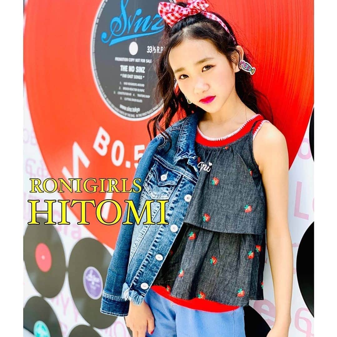 RONI WORLDさんのインスタグラム写真 - (RONI WORLDInstagram)「#Repost @ronigirls_8th (@get_repost) ・・・ ❤︎ HITOMI vol.10 ❤︎❤︎❤︎ ❤︎ dancersのHITOMIです😊💕 今回のテーマは【ビビットカラーcoordinate】です💙🧡💗💛💚❤️💜 RONIの新作も夏が待ち遠しくなっちゃうカラフルなitemが盛りだくさん🧢👚👗😍‼️ 早速HITOMIのおすすめコーデをご紹介していきます🎶✨ ❤︎ ❤︎ 🌈coordinate.1🌈 新作の苺刺繍キャミはレトロな雰囲気が可愛い🍓💗💕 赤タンクを合わせて50'sロカビリー風Styleで甘くなり過ぎない着こなしに🎸🖤❤️ ポップcolorのソックスもポイント😉❣️ …pic①② ❤︎ 🌈coordinate.2🌈 お目立ちグリーンチェック柄のワイドパンツはシンプル白ビスチェ合わせでガーリーに💐💚 小物もピンクで統一したよ👒👡👜💗💗 …pic③ ❤︎ 🌈coordinate.3🌈 お次は同じグリーンのチェック柄シャツ💚💕 イメージを変えてちょっぴりクールに✨✨ インナー&パンツをALLホワイトでまとめてスタイルUPさせたよ⤴️❣️ …pic④ ❤︎ 🌈coordinate.4🌈 パッチワーク風チェックワンピに赤ロゴTをON❤️ キャップ&スニーカーでカジュアルに🎶 ブルーのキャップは手軽にビビットを取り入れられるし、コーデのアクセントに最適🧢💯✨ …pic⑤ ❤︎ 🌈coordinate.5🌈 イエローの花柄刺繍が眩しいブラウスは女の子らしいパフスリーブが可愛い😍💛 カラフルビジューデニムでヘルシーな肌見せコーデに👖🌼💕 …pic⑥ ❤︎ 🌈coordinate.6🌈 赤チェックキャミはラインパンツでクールスポーティー😎 ブラックでまとめたRED❤️が引き立つStyle💋🖤✨ …pic⑦ ❤︎ 🌈coordinate.7🌈 チェック柄シャツ×タイトめスカートで今っぽコーデ😜💙 足元は白ソックス&白スニーカーでスッキリと👟✨ …pic⑧ ❤︎ 🌈coordinate.8🌈 最後はチェリーワンピに赤ビスチェを重ねて🍒💗❤️ ワンピもレイヤード&差し色次第で着こなし無限大だね😊👗👑✨ …pic⑨⑩ ❤︎ ❤︎ HITOMIのインスタ【 @hitomi_ronigirls 】でコーデご紹介していきます📰💕 ぜひ見に来て下さい🍒🌼💗 今日も最後まで読んでくれてありがとうございました💐✨ 明日の更新もお楽しみに😊🎶 ❤︎ ❤︎ #RONI #ロニィ #ronigirls8期生 #キッズファッション #ロニガインスタ #ロニガスタグラム #vol10 # #ビビットカラーコーデ #カラフル #春夏コーデ #2019夏 #新作入荷 #毎日更新 #ジュニアモデル #原宿ファッション #roni #ronigirls #kidsfashion #kidscoodinate #ronigainsta #ronigastagram #vividcolorcoordinate #vividcolor #2019ss #juniormodel #harajuku #ronigirls8th #dancers #models」5月24日 17時00分 - roni62insta