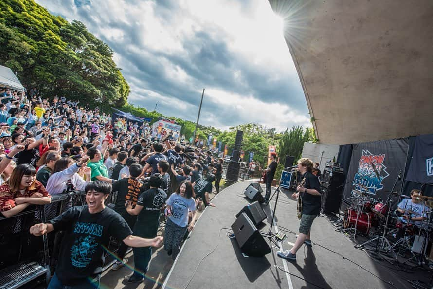 チフネシンゴさんのインスタグラム写真 - (チフネシンゴInstagram)「. . "ONION ROCK FESTIVAL"  HOTSQUALL 20th Anniversary Special ONEMAN SHOW!!! . 2019.05.19(sun) DAY 2 . . 🌥🌤☀️ . . photo by @manaty49 . . #hotsquall #ホスコ #ホットスコール #オニオンロック #オニオンロックフェス #20th #ワンマン #千葉 #稲毛海浜公園 #野外 #rock #punk #band #guitar #自然の照明の演出が凄かった」5月24日 17時01分 - chikkun_hotsquall