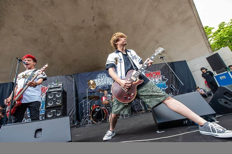 チフネシンゴのインスタグラム：「. . "ONION ROCK FESTIVAL"  HOTSQUALL 20th Anniversary Special ONEMAN SHOW!!! . 2019.05.19(sun) DAY 2 . . 🌥🌤☀️ . . photo by @manaty49 . . #hotsquall #ホスコ #ホットスコール #オニオンロック #オニオンロックフェス #20th #ワンマン #千葉 #稲毛海浜公園 #野外 #rock #punk #band #guitar #自然の照明の演出が凄かった」