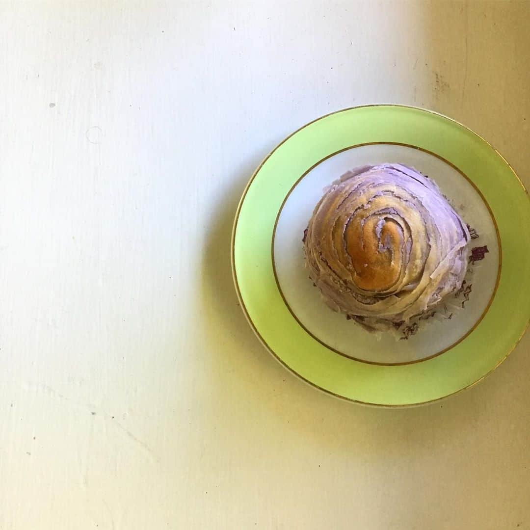 工藤まやさんのインスタグラム写真 - (工藤まやInstagram)「紫芋を練りこんだJJ2ベーカリーのパン。ラベンダー色のストライプも可愛ければ生地は繊細な和紙のよう。これ知らなかったなぁ〜っていうハワイグルメをいつも届けてくれるのは私の大切なロミロミマスター兼ヨガ先生の @laxshmi999  ヨガ行ってないけどな😅正直過ぎて、パンは美味しいけど、ケーキは絶対買っちゃダメと一言メモまで付いてきた爆。#ハワイ#うずまきパン#jj2bakery」5月24日 17時11分 - mayahawaii325