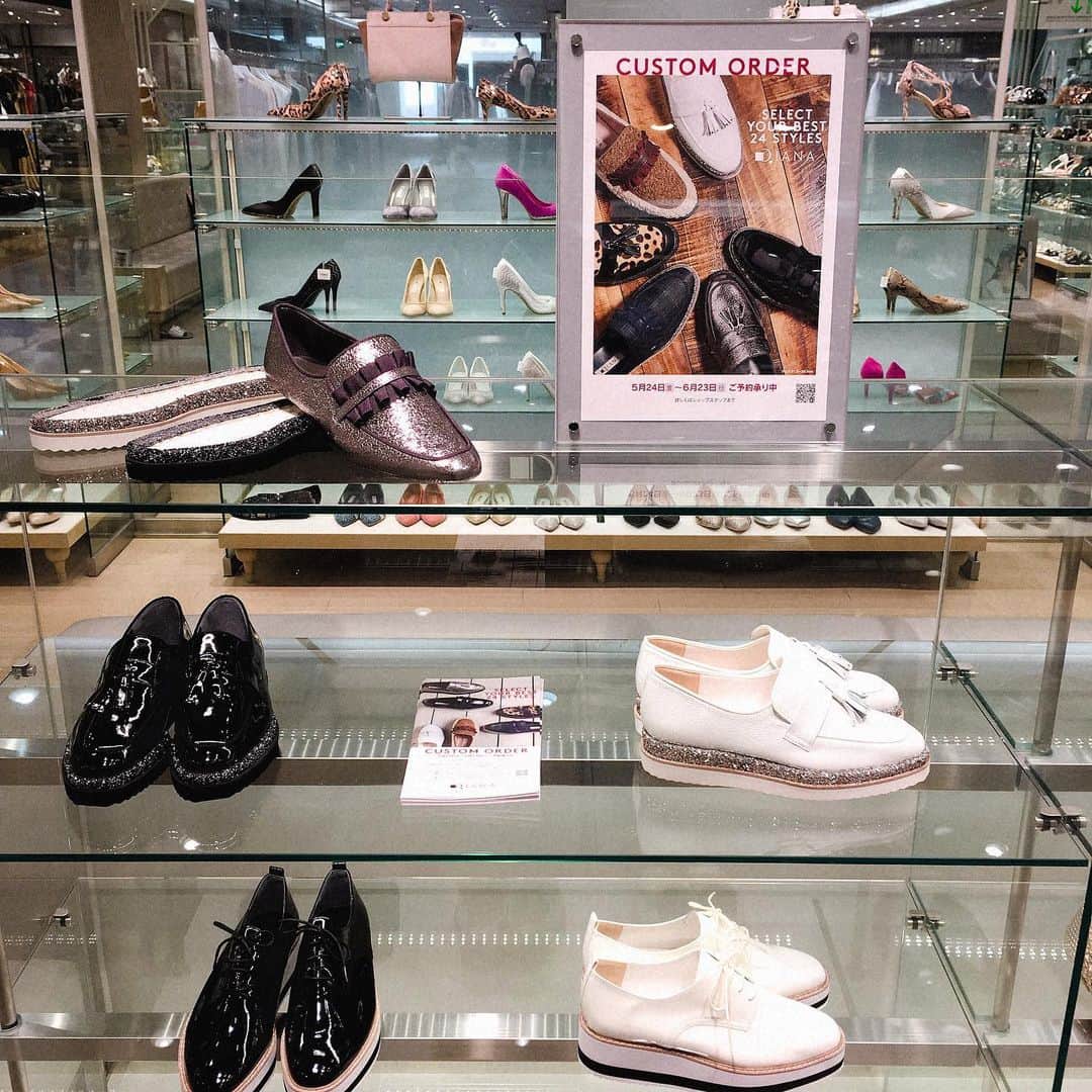 名古屋パルコさんのインスタグラム写真 - (名古屋パルコInstagram)「【西館2階 ダイアナ】 カスタムオーダーフェア本日スタート！🙌 . 6色のボディカラー×2色のソール×2種のアクセサリーの組み合わせをiPadでシュミレーション&オーダー！🥰 自分だけのマニッシュシューズをカスタムできます👏 . 5/24(金)〜6/9(日)のご予約で7/31頃お渡し、6/10(月)〜6/23(日)のご予約で8/10頃のお渡しとなります😌 . 自分だけのオリジナルシューズを作られてはいかがでしょう💁‍♀️🥿 . . . ◆30th SUMMR PARTY SALE 開催！◆ 30th PARTY SALE(5.22 wed - 5.29 wed)開催！ 〈PARCOカード〉でおトクな7日間。 人気ショップが店頭にてSALEに加え、5.22 wed - 5.29 wedは〈PARCOカード〉ご利用・新規ご入会で5%OFF、クラスS会員様は10%OFF！ ※ご請求時。 . 詳細はプロフィール画面のURL 名古屋パルコホームページをチェック . #名古屋パルコ #名古屋 #nagoya #parco #nagoyaparco #栄  #sakae #矢場町 #partysale #sale #セール #ダイアナ #diana #カスタムオーダー #靴 #シューズ」5月24日 17時11分 - parco_nagoya_official