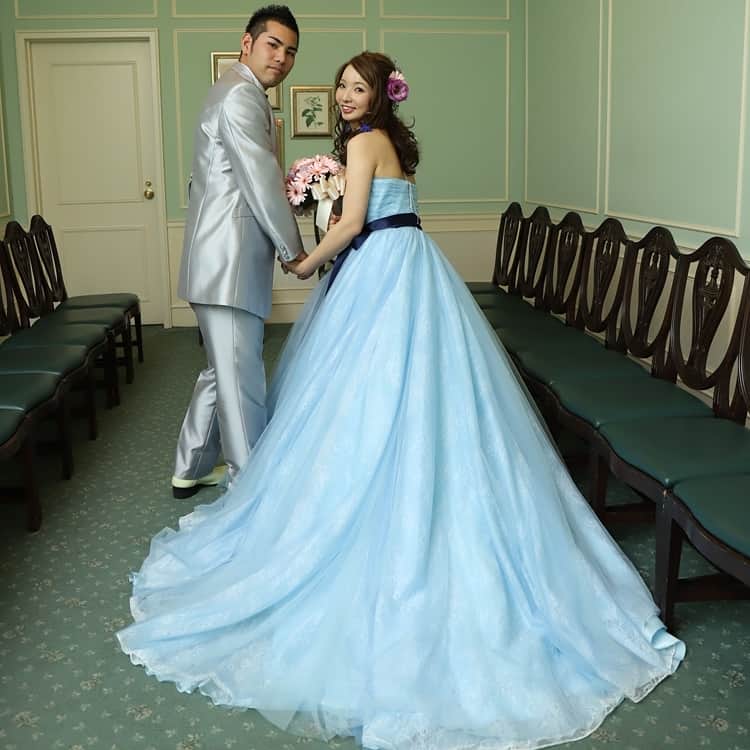ホテルモントレウェディング【公式】 のインスタグラム：「♥ ￣￣￣￣￣￣￣￣￣￣ @montereyweddingをフォローして 『 #モントレ花嫁 』『 #ホテルモントレ』の タグをつけて投稿してくださいね＊*. . 色鮮やかなカラードレスの数々✧ 当日のお写真もしっかりと残せます！ . ◆ホテルモントレ公式HPはこちら* https://www.monterey-wedding.jp . #モントレ #モントレ花婿 #dressy花嫁 #プレ花嫁 #marry花嫁 #卒花 #marryxoxo #wedding #weddingceremony #weddingreception #weddingparty #weddingdress #dress #flower #weddingbouquets #プラコレ #結婚式場 #ウエディングニュース  #日本中のプレ花嫁さんと繋がりたい #結婚式 #パーティー #披露宴 #ホテルウェディング #ウェディングドレス #カラードレス #ドレス迷子 #ドレス」