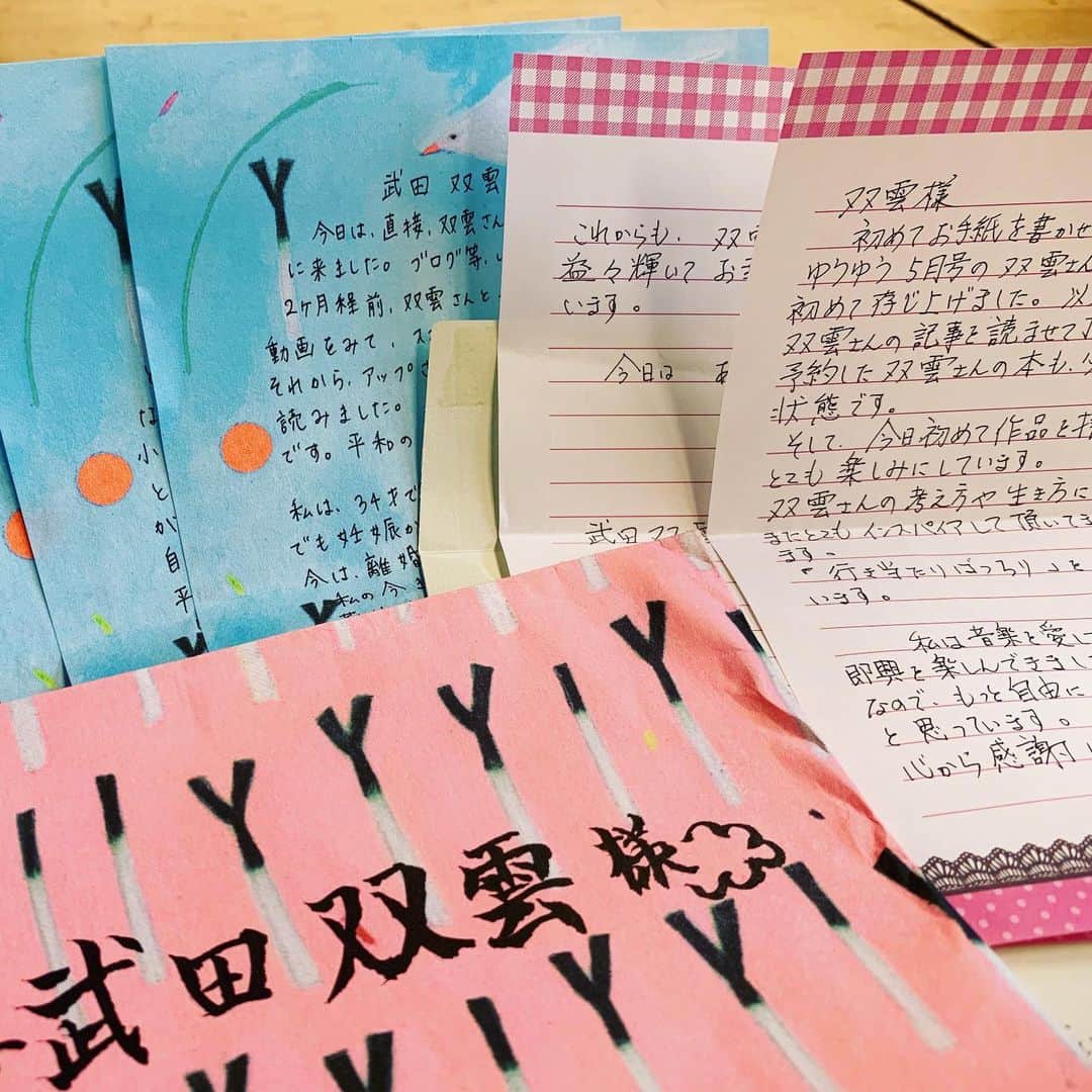 武田双雲さんのインスタグラム写真 - (武田双雲Instagram)「イベントなどでお手紙をくれたみんな、  しっかり読んどるばい。 返事はできんばってん読んどるばい。 ありがとう。」5月24日 17時11分 - souun.takeda