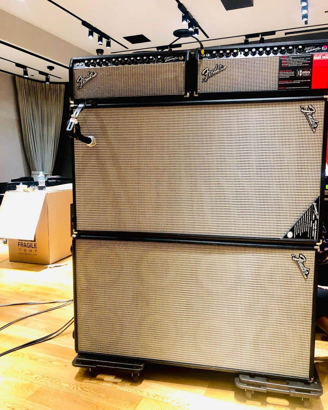 辻村勇太さんのインスタグラム写真 - (辻村勇太Instagram)「最近メインで使ってる Fender Bassman！！2セットあったのでせっかくなので横にして16発キャビで出してみた。。 気持ちいいけど見た目と音の存在感ありすぎて却下！！ ライブハウスでやったら完全に音の暴力。笑  アンプ自体は嫁(62jazzbass)との相性最強説！！ ここからホールツアーに向けて更に音も技術も磨いていくからね！！ 楽しみにしててねん！！ #bass #bassist #fender #fenderbass #fenderbassman  #tdc」5月24日 17時04分 - yuuta.tsujimura