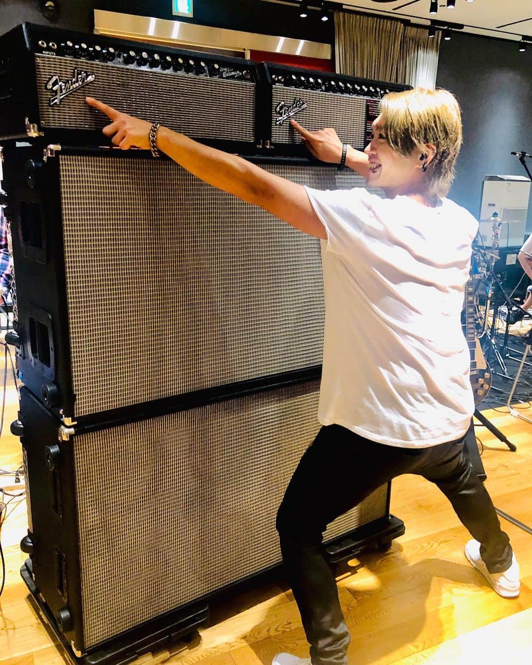 辻村勇太のインスタグラム：「最近メインで使ってる Fender Bassman！！2セットあったのでせっかくなので横にして16発キャビで出してみた。。 気持ちいいけど見た目と音の存在感ありすぎて却下！！ ライブハウスでやったら完全に音の暴力。笑  アンプ自体は嫁(62jazzbass)との相性最強説！！ ここからホールツアーに向けて更に音も技術も磨いていくからね！！ 楽しみにしててねん！！ #bass #bassist #fender #fenderbass #fenderbassman  #tdc」