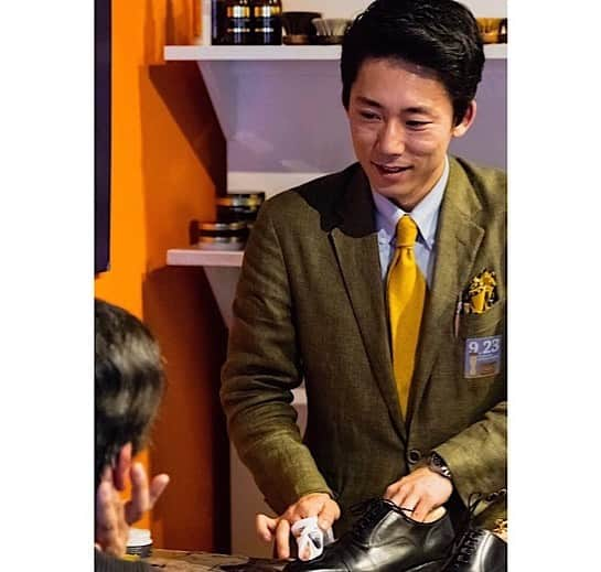 m.mowbrayさんのインスタグラム写真 - (m.mowbrayInstagram)「明日はいよいよChampionship of Shoeshining in London 2019 優勝 Y's Shoeshine 杉村祐太さんが入店されます！  さらに、靴磨き選手権2019ファイナリスト FANS.浅草本店 三村ミチオ氏も入店致します！  時間は11時〜20時（途中休憩あり）  混雑されることが予想されますので、少しお待ちいただく可能性がございます。ご了承くださいませ。  週末皆様のご来店をお待ちしております。  #fansshinagawa#fansasakusa #ecute#ecuteshinagawa #エキュート#エキュート品川 #ysshoeshine#y_s_shoeshine#shizuoka #tokyo#shinagawa#shinagawastation #mmowbray#mowbray#illuminashine  #shoecare#shoeshine#shoestagram #shoes#shoeholic#shoesnob#shoestyle #shoesfashion#basic#basicshoecare」5月24日 17時12分 - m.mowbray