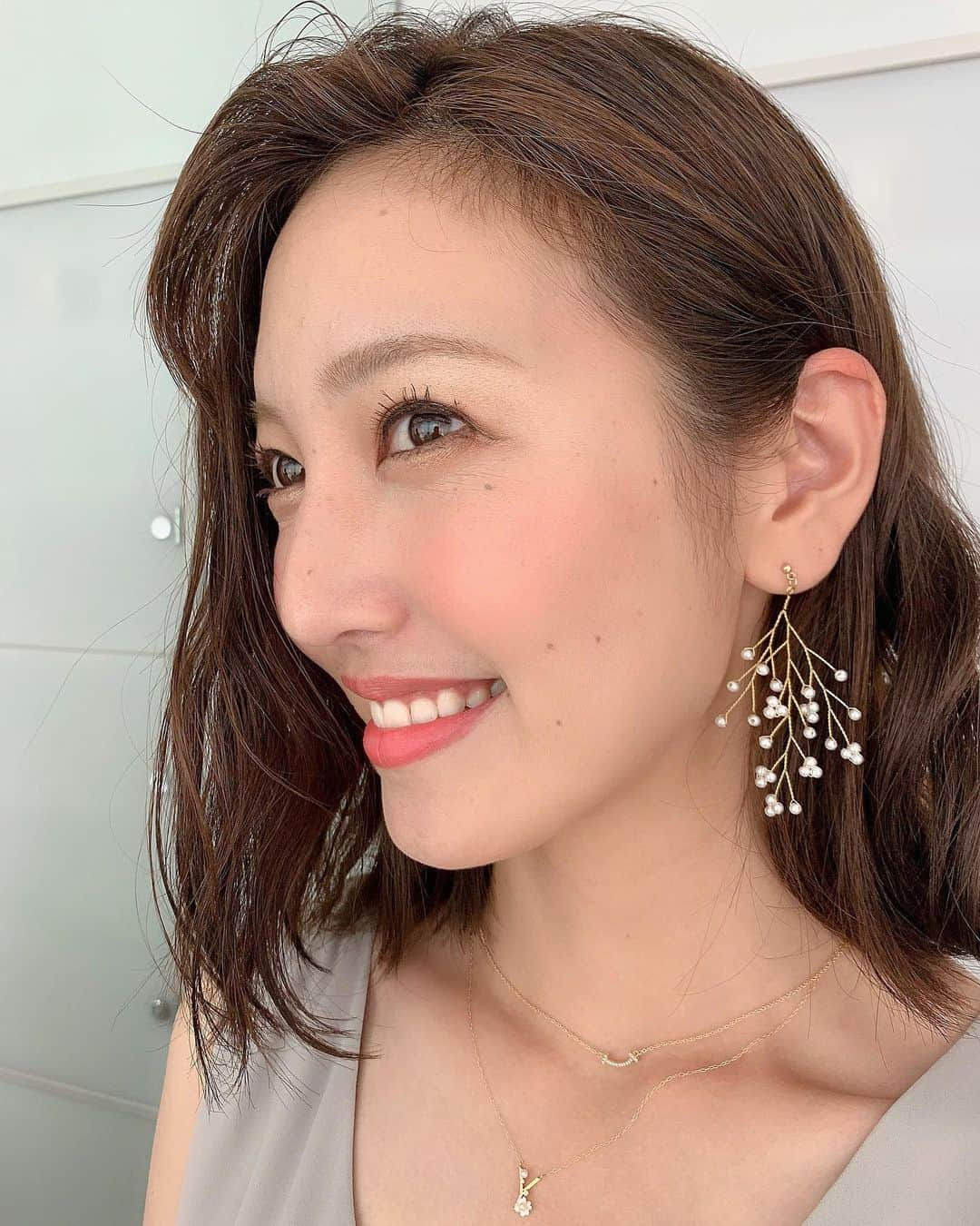 小澤陽子さんのインスタグラム写真 - (小澤陽子Instagram)「𝒊𝒏 𝒑𝒓𝒊𝒗𝒂𝒕𝒆❁  よく褒められるピアス🥰🥰 . . 衣装にあったピアスが可愛いなぁ〜 と思っていたら。街中で発見😍✨ 即GETしちゃいました！✳︎. . .  #目尻のシワがぁ…(昔から) #でもいいの #自分はよく笑う人だからしょうがない #ホクロも昔はいやだった #認めてあげよう #どれもこれも自分らしさ #myFaviuriteEarrings #ある人はサンゴ礁 #ある人は枝 と呼んでいました  今夜も、Let’s 脱力🤓🌠 #今田美桜 さん🌸 #ミキ #昴生 #全力脱力タイムズ #DNN」5月24日 17時09分 - yoko.ozawa729