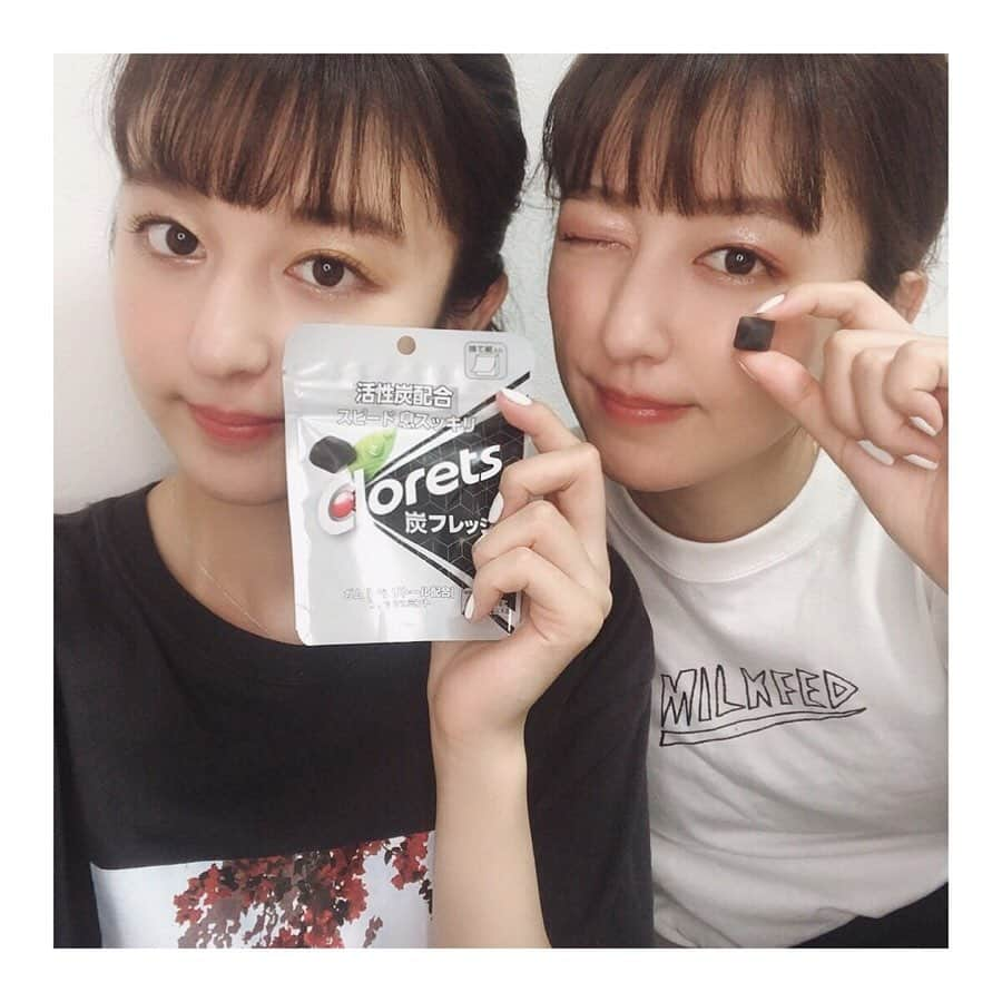 りかりこさんのインスタグラム写真 - (りかりこInstagram)「. 最近のお気に入り✨ クロレッツの炭フレッシュガムー 炭が配合されたガムで、黒くて大きめの粒で インパクトあるよな〜 パウチタイプもあるから 持ち運びも便利✌︎ #Clorets #炭フレッシュ #ガム #クロレッツ #sponsoredbyClorets #リカリコグラム #りかりこ #PR #twins」5月24日 17時16分 - rikariko_official