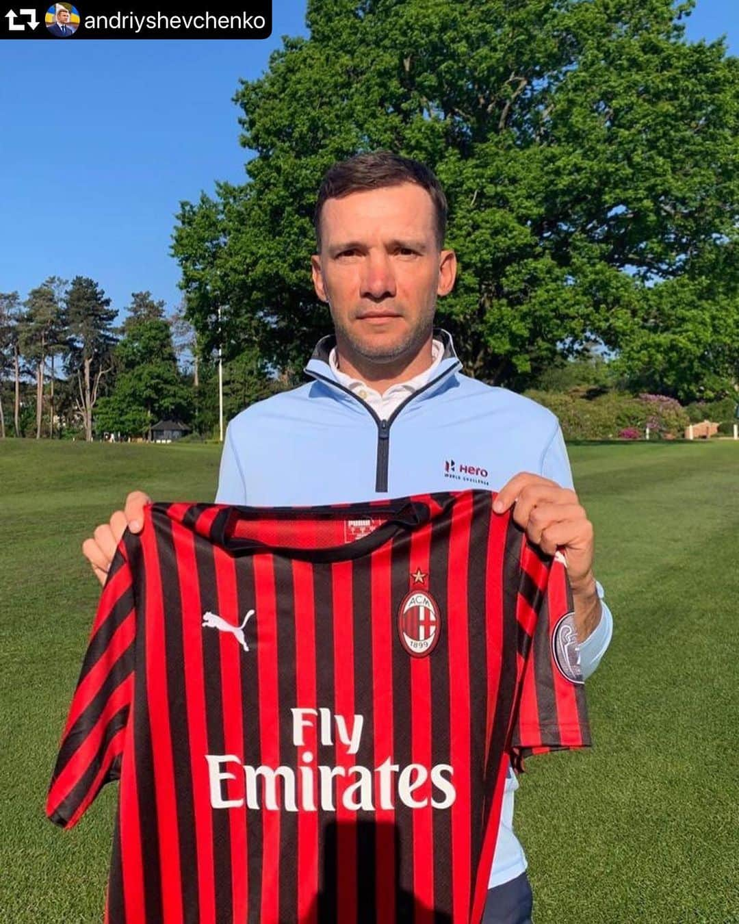 ACミランさんのインスタグラム写真 - (ACミランInstagram)「👑🇺🇦 Our new home jersey for The King in the East 🔴⚫️ @andriyshevchenko con la nostra nuova maglia 🔴⚫️ #repost @andriyshevchenko ・・・ Grazie mille all’@acmilan per questo regalo speciale! ❤️🖤 #newLevels #ForzaMilan #ACMilan」5月24日 17時18分 - acmilan