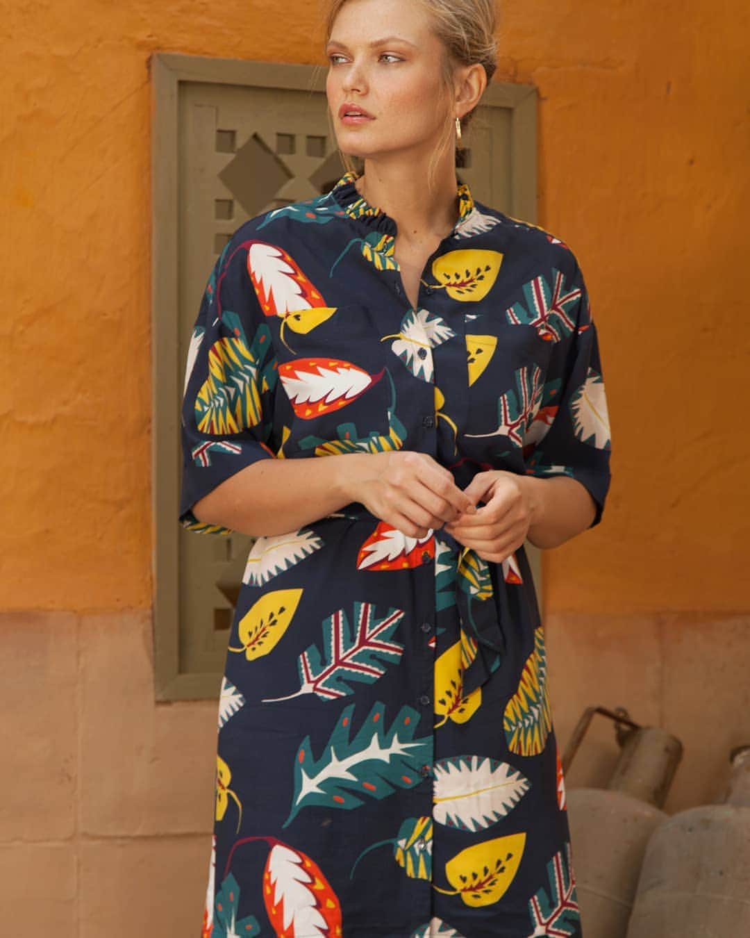 ベンシモンのインスタグラム：「GRAPHIC COLORS  Inspiration Matisse pour le feuillage de cette jolie robe à collerette 🌴 > Prolongations : jusqu'au 26 mai profitez de -40% sur une sélection d'articles prêt-à-porter, tennis et chaussures... uniquement dans nos boutiques ! C'est le moment parfait pour préparer vos tenues d'été ☀️ Rendez-vous sur notre site pour trouver une boutique proche de chez vous 👀 🇬🇧 Inspired by Matisse, we love the foliage of this cute dress with ruff 🌴 #bensimon #pe19 #newin」