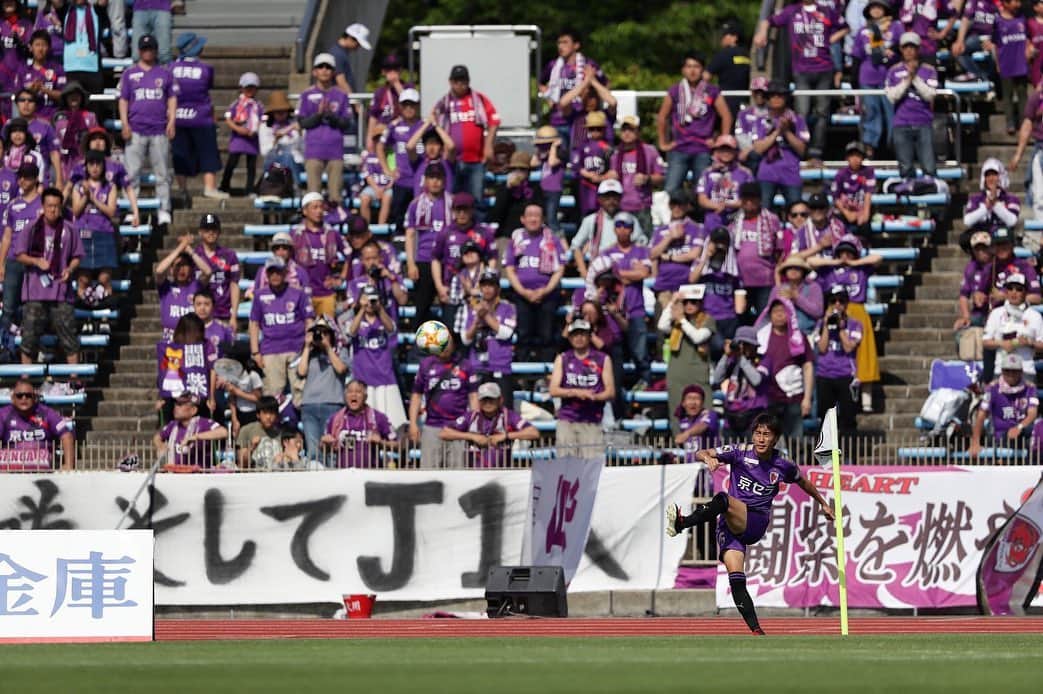 京都サンガF.C.さんのインスタグラム写真 - (京都サンガF.C.Instagram)「【第15節vs山口】前日コメント🎤  DF.5 黒木恭平 選手 Q、ここ4試合で負けなし、プレーオフ圏内にいますが、チームとしては良い調子になっている？ A、そうですね、リーグの3分の1が終わって、本当にここからが大事、夏場にも入ってきますし、チームでもう1段階レベルアップしないと上にはいけないので、あっという間にシーズンは過ぎてしまうのでチームとしてもう1段階レベルアップをしたいと思います。 Q、特にどういったところのレベルアップを？ A、最近は０で抑える試合はあまりないですし、先制点とかは取れていますけど、追いつかれてしまったり、勝ち越せている試合もありますけど、目指しているのは０で抑えて複数得点を取る試合を目指してゲームをコントロールするってとこなので、そこを目指して戦っていきたいです。  FW.23 一美和成 選手 Q、一美選手が入って、チームとしてのプレーの幅が広がっていると思いますが？ A、自分の役割として前線で体を張ったポストプレーは大事だと思いますし、そういうところでチームの攻撃パターンが増えているのは良いことだと思います。 Q、毎回追加点のところがチームの課題となっていますが？ A、そうですね、良いところまでは運べていると思うので、最後のところで決定力を挙げていきたいと思います。負けてないですし、あそこで追いつけたことは自信になってますので、次節に向けて調整したいと思います。 =====明治安田生命J2リーグ第15節===== 📅5月25日（土）14:00K.O. 🏟️西京極 🆚レノファ山口FC ⚽👉 https://www.sanga-fc.jp/game/2019052504/data.php 🎫👉 https://www.jleague-ticket.jp/club/ks/ #sanga #京都サンガ #TEAM京都 #闘紫」5月24日 17時21分 - kyotosanga_official
