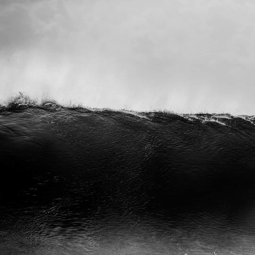 クイックシルバーさんのインスタグラム写真 - (クイックシルバーInstagram)「A transient wall of incredible joy, otherwise known as a wave. ⁣⁣ ⁣⁣ Black, white and beautiful in Bali. ⁣⁣ ⁣⁣ 📷 @boskophoto⁣⁣」5月24日 17時22分 - quiksilver