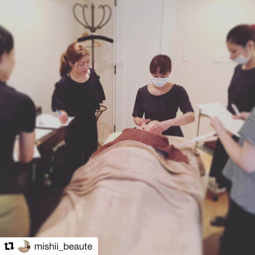 高橋ミカさんのインスタグラム写真 - (高橋ミカInstagram)「#Repost @mishii_beaute with @get_repost ・・・ 7月の講習会のお知らせです！  7月3日(水)14時〜16時 ヘッドマッサージクラス  7月10日(水)14時〜16時 デコルテ・ネックマッサージクラス  7月17日(水)14時〜16時 ベーシックフェイシャルマッサージクラス  7月24日(水)14時〜16時 二の腕・お腹マッサージクラス  ミッシィボーテの講習会は、少人数制でお一人お一人のレベルや目的に合わせて、じっくり学んでいただけます！ 生徒さん同士で相モデルになっていただいて練習するので、体感しながら習得いただけます✨ 経験者の方はもちろん、初心者の方も大歓迎です💗  詳しくはお問い合わせください！  ミッシィボーテ ☎︎03-3400-0812 LINE ID→@ mishii ホームページからもお問い合わせ可能です！  #高橋ミカ#ミッシィボーテ#エステ #講習会#少人数制#ボディ#フェイシャル #未経験者大歓迎#経験者大歓迎」5月24日 17時24分 - mikatakahashi1971