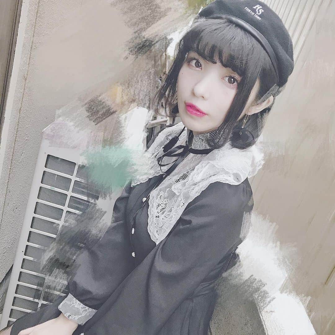 東雲れいかのインスタグラム：「黒って何を塗ってもやっぱりほとんど黒になるから好き。色の中で唯一無二感あって好き。強くて綺麗。 . . . . . What's your color？ . . . . . . #PAMEOPOSE #bubbles  #aliceblack  #ootd」
