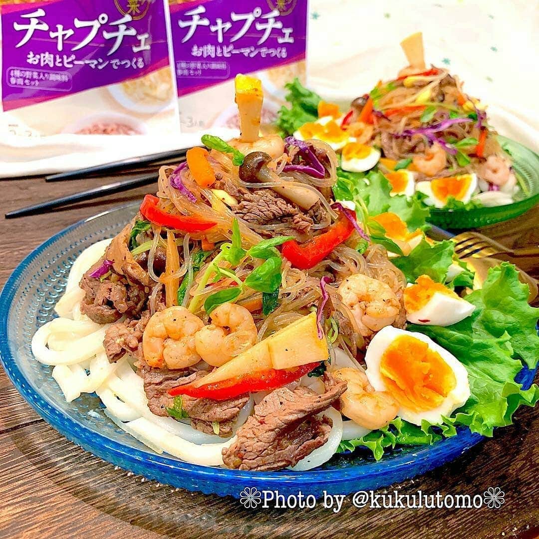 韓の食菜さんのインスタグラム写真 - (韓の食菜Instagram)「. @kukulutomo さんが「韓の食菜 チャプチェ」のある食卓を投稿してくださいました♪ これからの季節にぴったりのうどんアレンジ。具だくさんで彩りもキレイですね！ . ▼「韓の食菜」についてはこちら http://han-no-shokusai.moranbong.co.jp/ . #韓の食菜 #モランボン #チャプチェ #韓の食菜チャプチェ #韓国料理 #韓の食菜でカラフルディッシュ #おうちごはん #instafood ------- #Repost @kukulutomo ・・・ 2019.4.21❁❁おうちごはん❁❁ ❁ ❁こんばんわ✧˖◡̈⃝°˖* ❁ ❁今日も暑かった~ ❁さっぱりつるつる食べたいな⤴︎ ❁#チャプチェ で よるごはん⤴ ❁ ❁「モランボン✗フーディテーブル」のコラボ ❁企画に参加しています(❁´◡`❁) ❁ ❁ @foodietable.jp  フーディテーブル様に ❁「モランボン 韓の食菜 チャプチェ」を ❁モニタープレゼントしていただきました♬ ❁ ❁de ❁❁❁❁チャプチェつるつるうどん❁❁❁❁❁ ❁今日は暑かった。つるつるお冷うどんの上に ❁チャプチェをのせてボリュームワンプレート ❁野菜はたくさんいれたのょ✨ ❁旬なたけのこに ❁カラーピーマン、豆苗、しめじ、人参、 ❁かぼちゃ、豆もやし、紫キャベツ、レタス ❁牛こま肉にエビもいれ、ゆで卵で彩りもよくし ❁くるくる巻き巻き積み上げて(⁎˃ᴗ˂⁎) ❁ハイ⤴出来上がり🙋‍♀️ ❁ ❁チャプチェの素と水と春雨を入れ5分煮たら ❁野菜を加えて混ぜ混ぜ楽ちん୧⃛(๑⃙⃘◡̈๑⃙⃘)୨⃛ ❁ ❁疲れている日もこれがあれば ❁楽ちん出来上がり⤴︎⤴︎ ❁味もウマウマうちは冷やしうどんで ❁今日はトッピングした⤴︎うどんは ❁素うどんのままでチャプチェのお味で ❁つるつるウマウマたまりましぇんŧ‹"ŧ‹"(๑´ڡ`๑)ŧ‹"ŧ‹" ❁ごはんもすすむおかずょ〜♬ ❁これからの季節暑いから食欲落ちるそんな ❁ときにもgoodな一品ですょ♬ ❁プレゼントしていただきありがとうございました😊♬ ❁リピしちゃお↑ #チャプチェ #韓の食菜 #フーディーテーブル #フーディストモニター #モランボン  #PR」5月24日 17時26分 - hannoshokusai