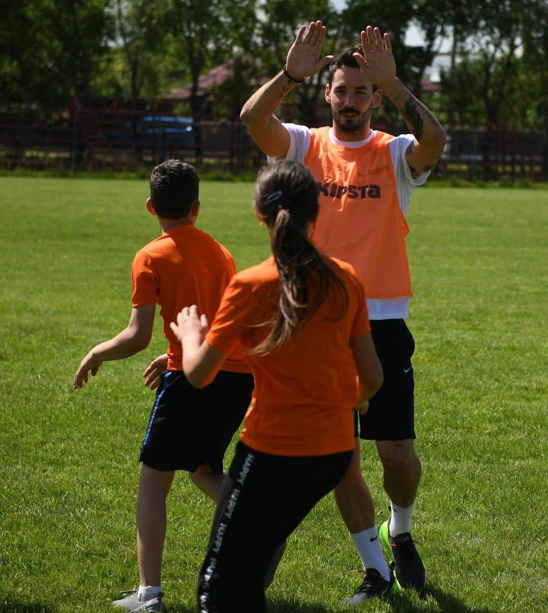 ロマン・ビュルキさんのインスタグラム写真 - (ロマン・ビュルキInstagram)「These days with @tdh_ch in Romania inspired me greatly.  Seeing the kids being united through football makes me happy. Football has to be safe and fun for all children irrespective of their involvement and ability. ⚽️=❤️ #RB1」5月24日 17時26分 - rbuerki