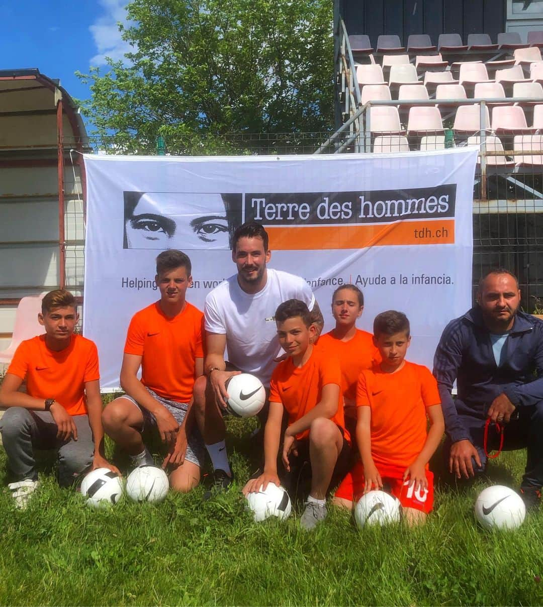 ロマン・ビュルキさんのインスタグラム写真 - (ロマン・ビュルキInstagram)「These days with @tdh_ch in Romania inspired me greatly.  Seeing the kids being united through football makes me happy. Football has to be safe and fun for all children irrespective of their involvement and ability. ⚽️=❤️ #RB1」5月24日 17時26分 - rbuerki