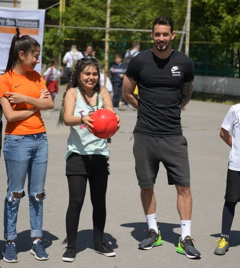 ロマン・ビュルキさんのインスタグラム写真 - (ロマン・ビュルキInstagram)「These days with @tdh_ch in Romania inspired me greatly.  Seeing the kids being united through football makes me happy. Football has to be safe and fun for all children irrespective of their involvement and ability. ⚽️=❤️ #RB1」5月24日 17時26分 - rbuerki