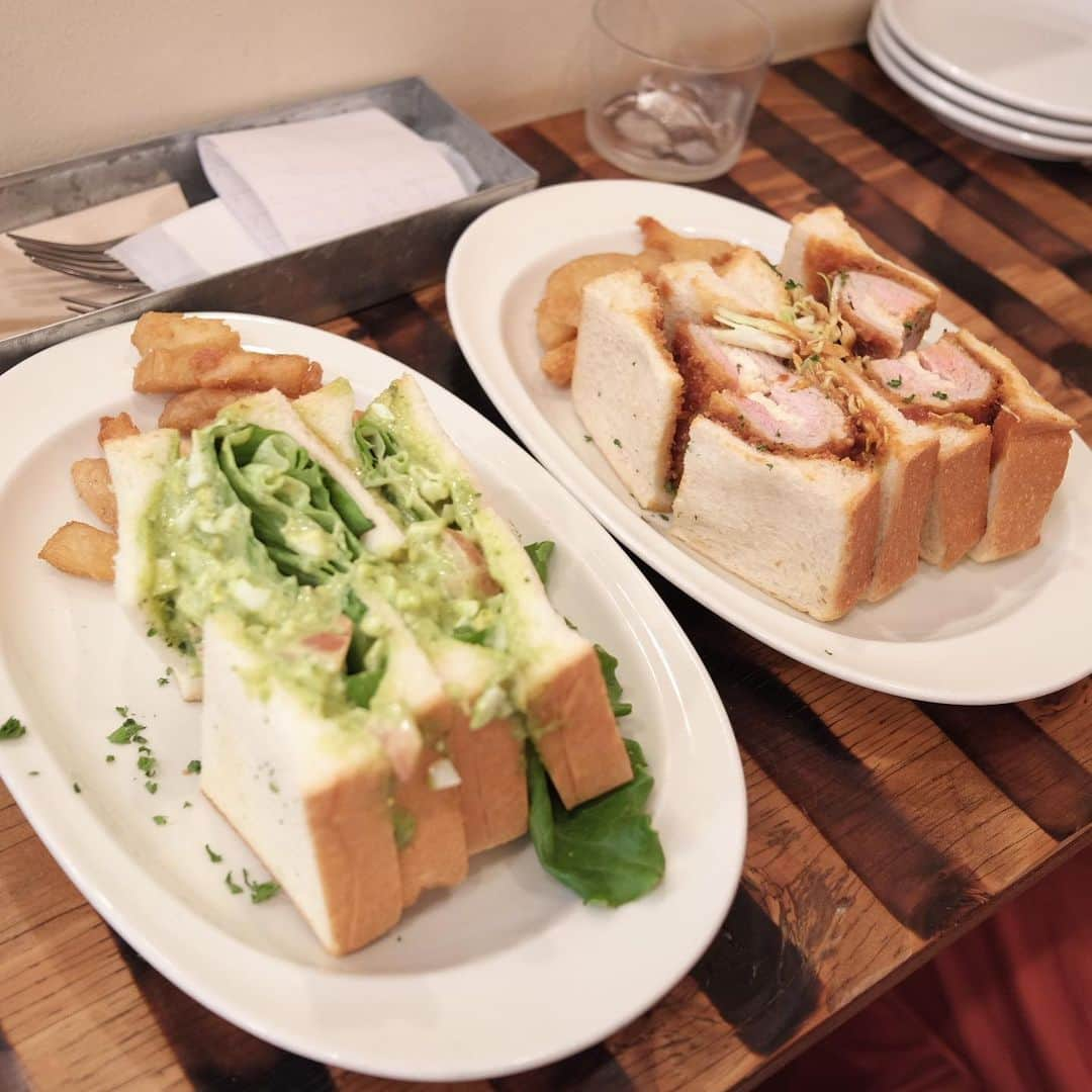 市岡麻美さんのインスタグラム写真 - (市岡麻美Instagram)「渋谷サンドイッチ🥪 はあちゅ @ha_chu とエレナちゃん @erena1030 の3人でランチ新規開拓😋 モツァレラ入り豚カツサンドと、バジル卵サンド。 ボリュームあるので2人前頼んで、食後にデザートとして甘い系のパンを頼むの正解だったー🍞☺️☕️ #shibuya#サンドイッチ#渋谷ランチ」5月24日 17時26分 - asamiichioka