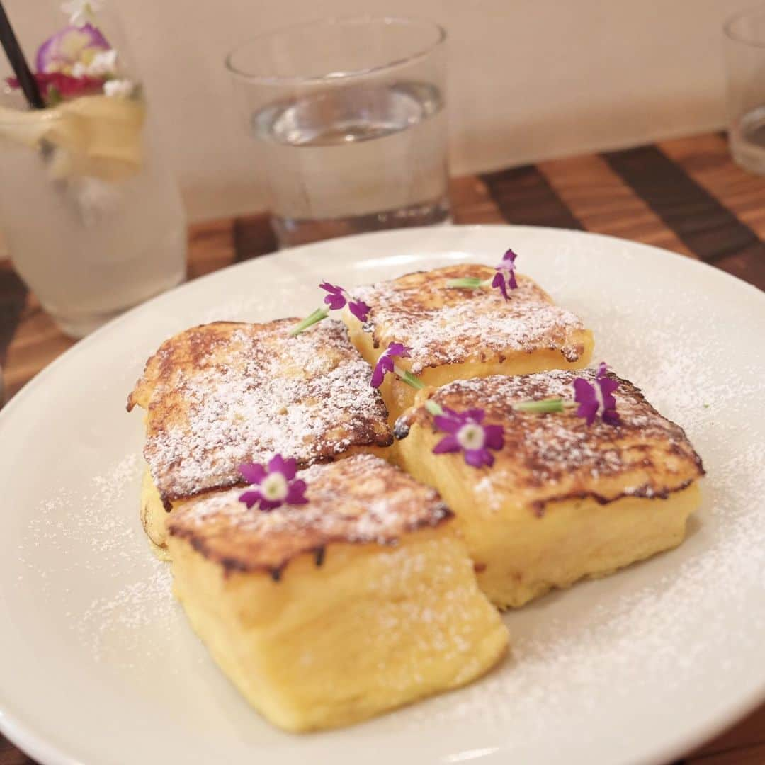 市岡麻美さんのインスタグラム写真 - (市岡麻美Instagram)「渋谷サンドイッチ🥪 はあちゅ @ha_chu とエレナちゃん @erena1030 の3人でランチ新規開拓😋 モツァレラ入り豚カツサンドと、バジル卵サンド。 ボリュームあるので2人前頼んで、食後にデザートとして甘い系のパンを頼むの正解だったー🍞☺️☕️ #shibuya#サンドイッチ#渋谷ランチ」5月24日 17時26分 - asamiichioka