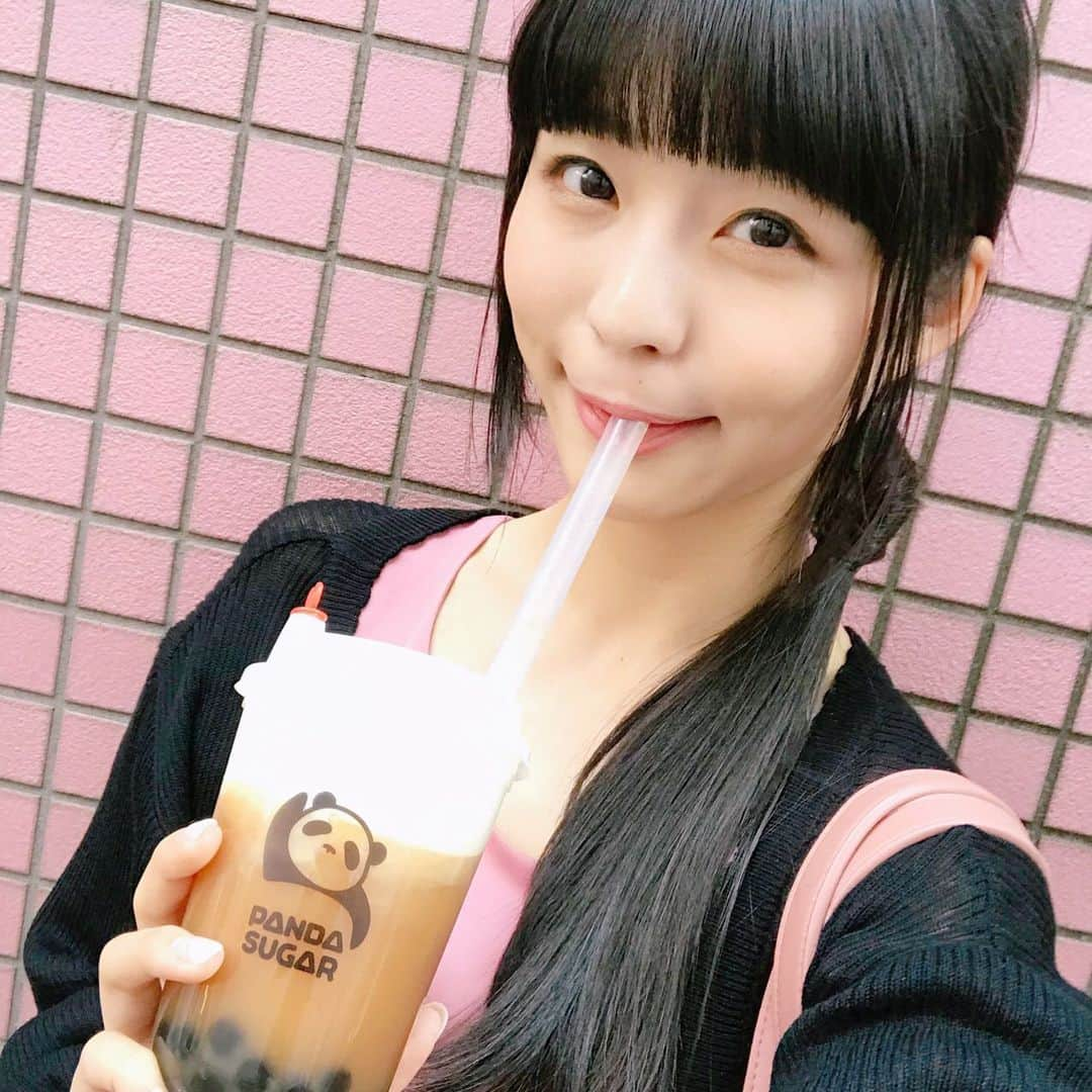 寺嶋由芙さんのインスタグラム写真 - (寺嶋由芙Instagram)「パンダのタピオカ屋さんができたんだよ！？！？めちゃかわすぎる！！！ ・ タピオカ自体は、好きだけどそんなにハマってはなくて(カフェラテ過激派)、ひとりの時に買うことってあんまないんだけど、これは絶対に！逃しては！いけないやーつ！！！と思って買いました、入れ物かわいくてうれしー！ ・ でも種類がいっぱいあってよくわからなくて、当てずっぽうで頼んだら茶色っぽい飲み物でパンダがあんまり見えなかった(´:ω:｀)次回はもっと白っぽい飲み物を頼もう(`°ω°´) #日々反省 ・ #pandasugar #タピオカ #タピる #タピらず #タピります #タピる #タピるとき #タピれば #タピれ #タピオカ巡り #流行り物 #パンダ #大熊猫 #可愛」5月24日 17時38分 - yufu_terashima